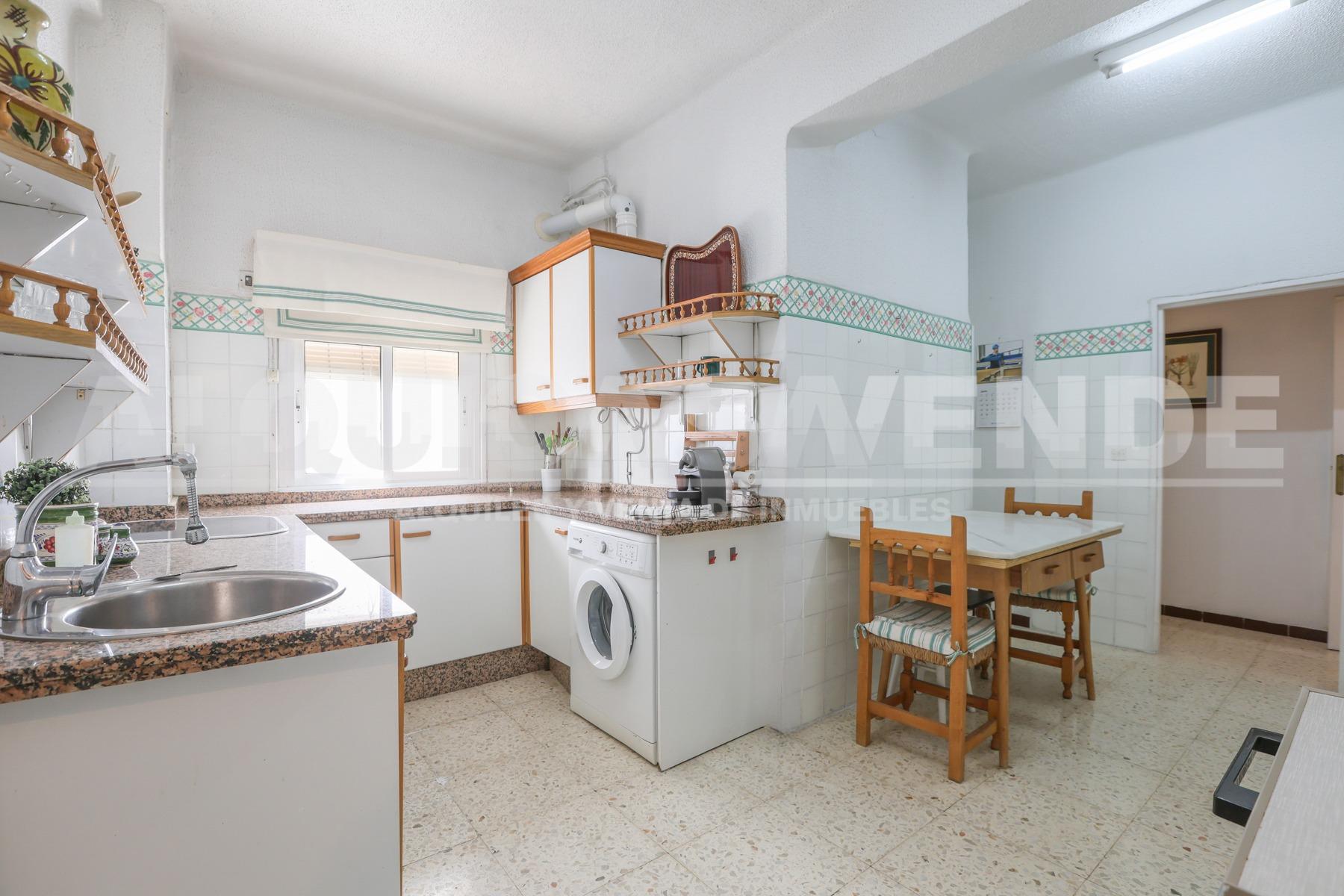 Centro-Plaza de Armas. Excelente vivienda de techos altos y  - foto 4