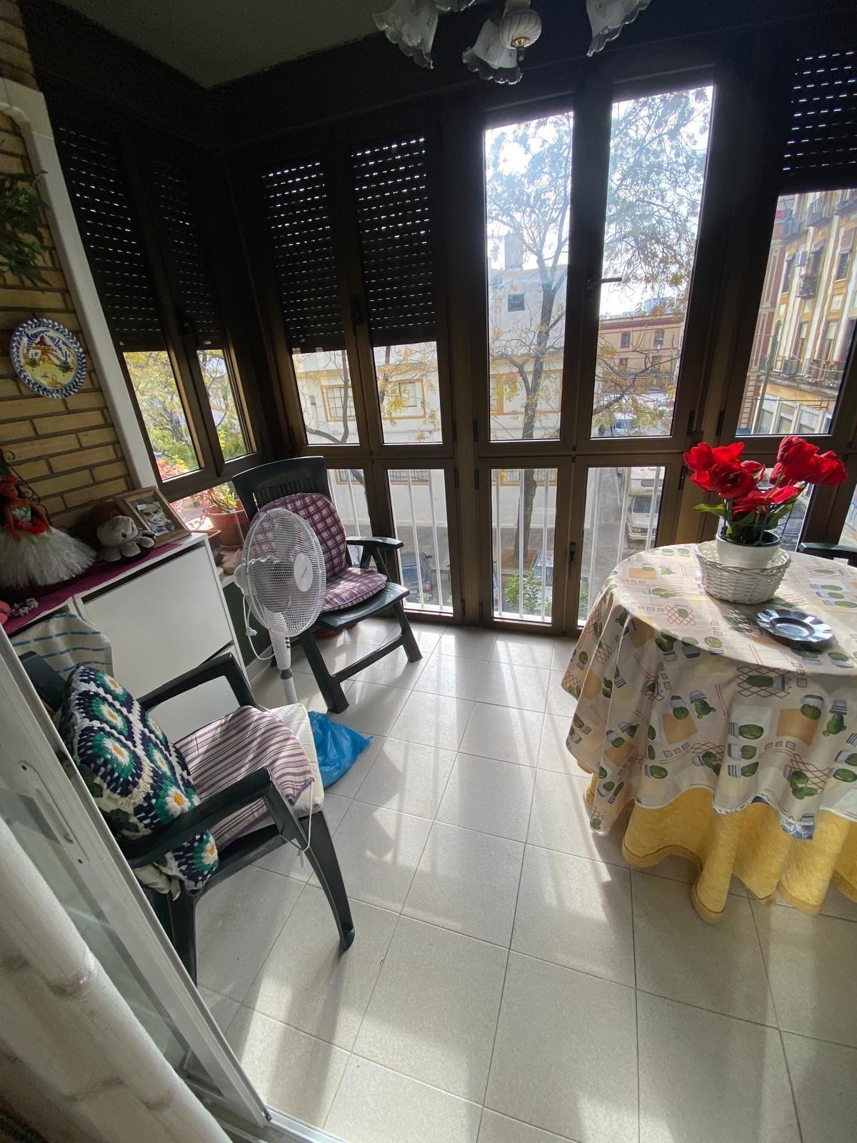 Centro Sevilla. Excelente ubicación. Piso familiar de 4 dorm - foto 4