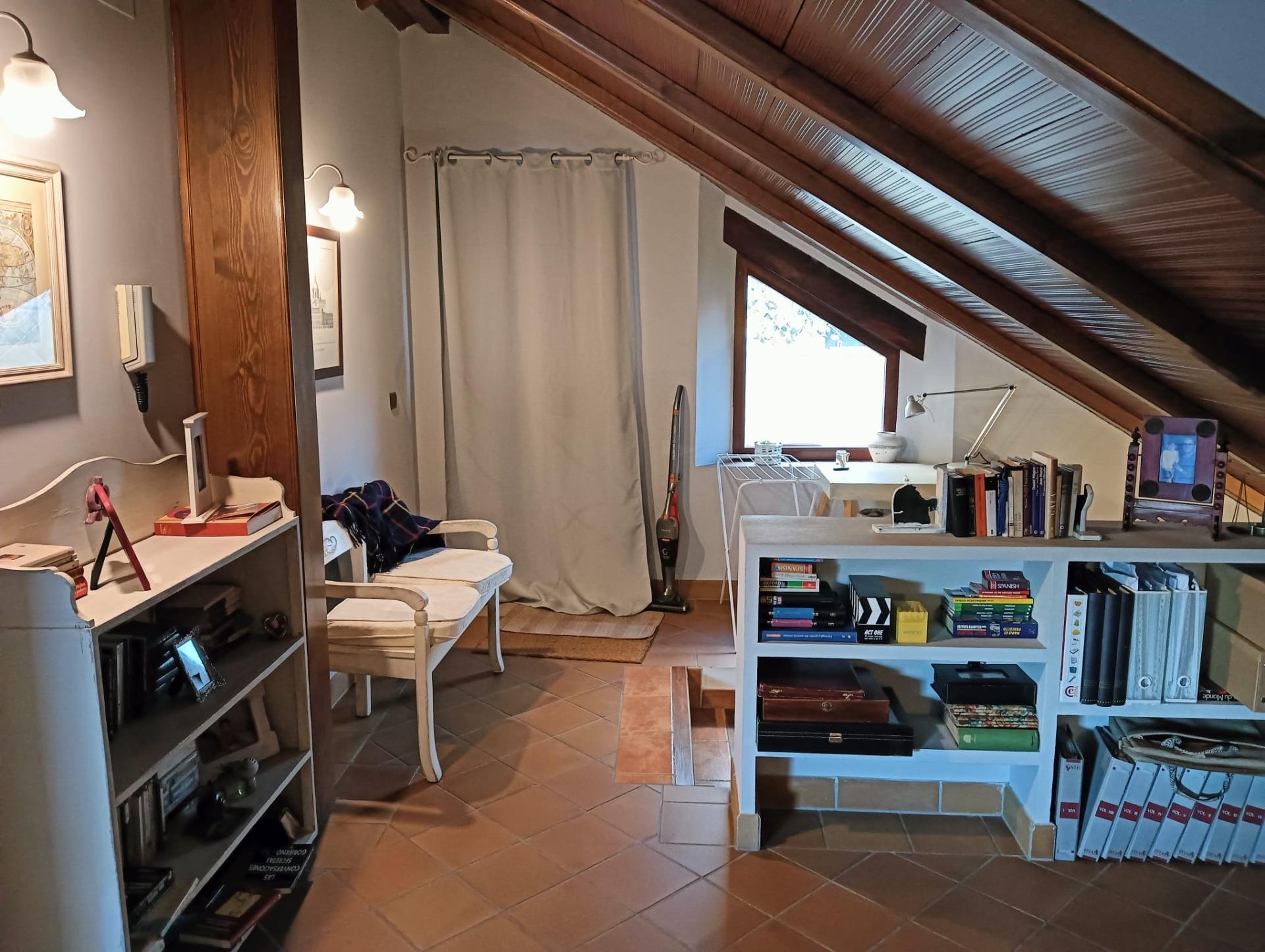 Amplia casa con buhardilla y apartamento independiente en Al - foto 5