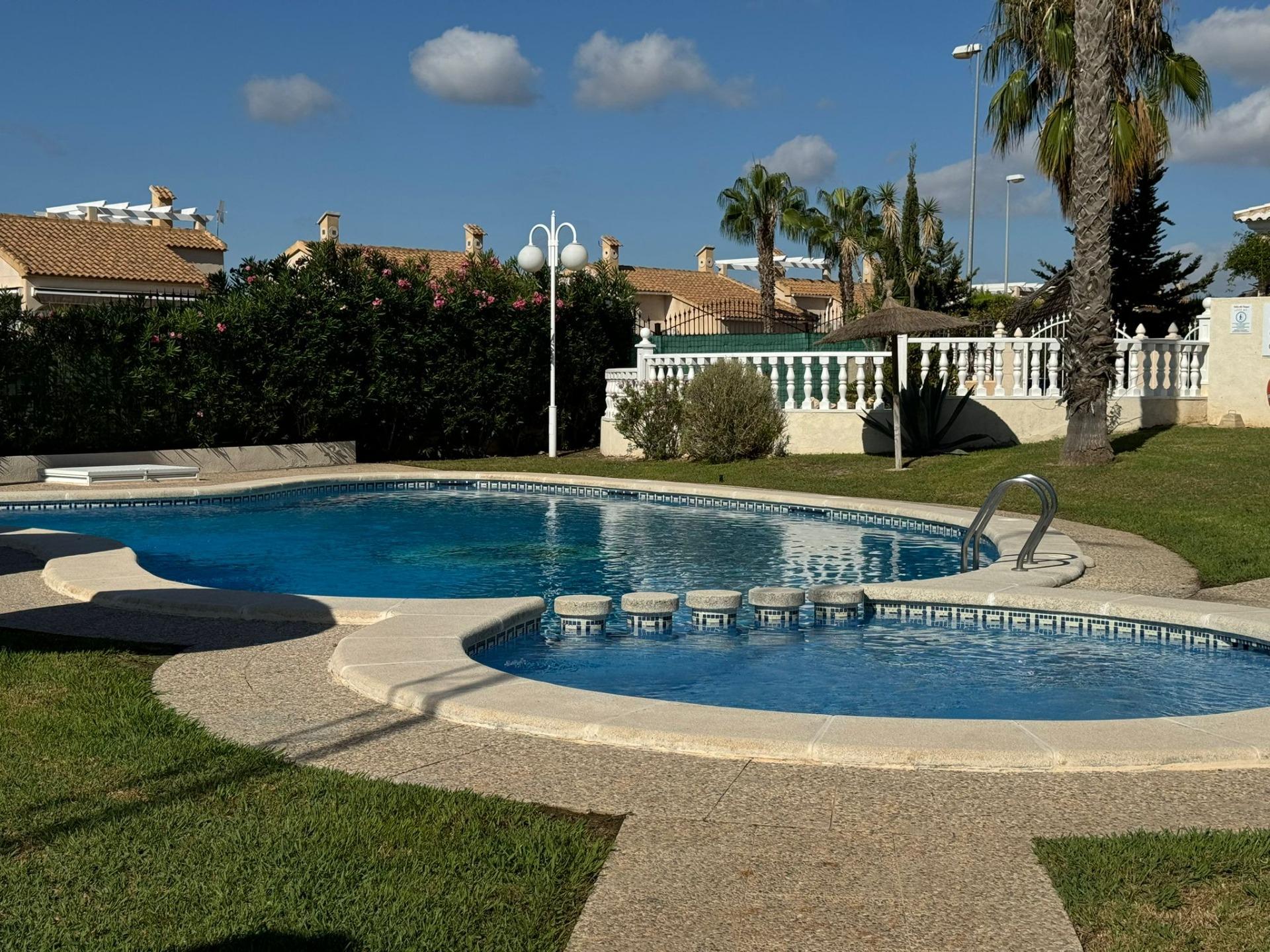 Amplio Dúplex en Orihuela Costa con Jardín y Piscina Comunitaria