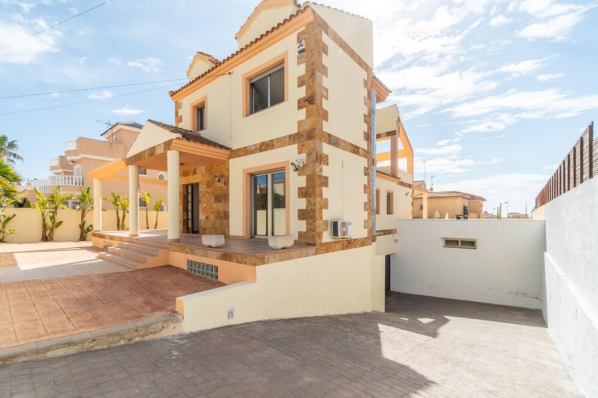 VILLA  EN TORREVIEJA ( ZONA AGUAS NUEVAS) - foto 13