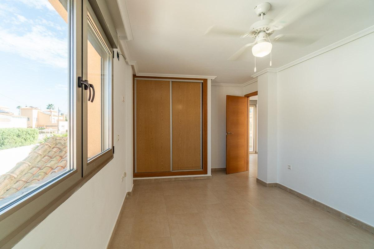 VILLA  EN TORREVIEJA ( ZONA AGUAS NUEVAS) - foto 32