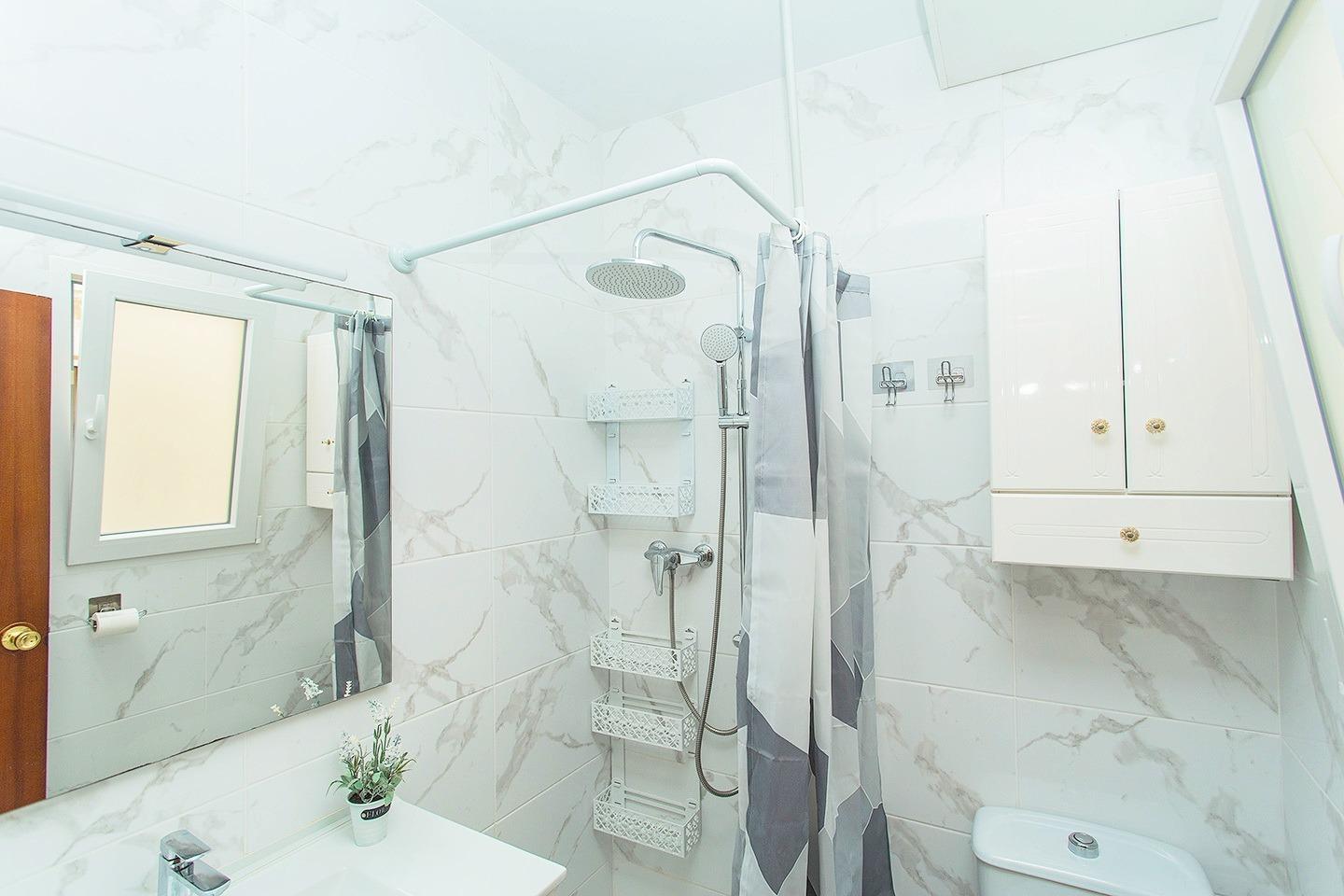 Piso con 3 Dormitorios y 2 Baños a Solo 250 m de la Playa de - foto 13