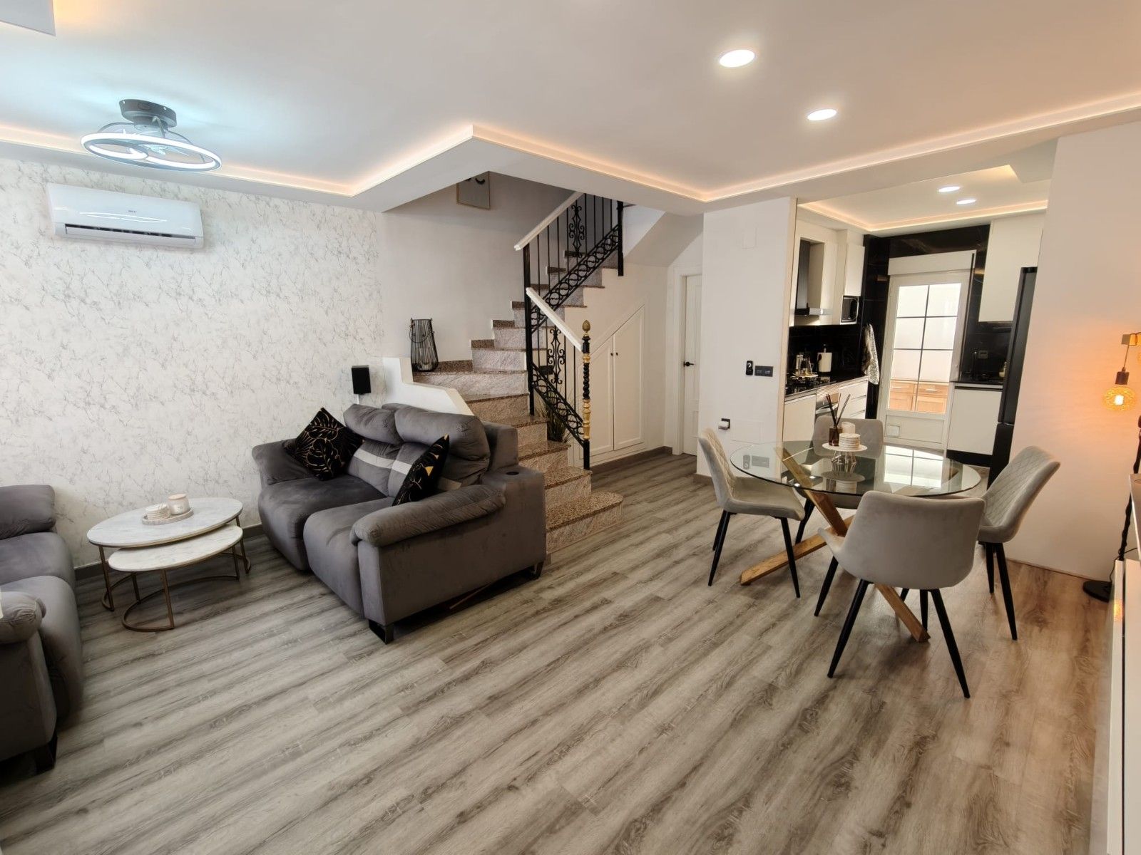 ADOSADO DE 3 DORMITORIOS Y 2 BAÑOS EN VILLAMARTIN PAU 26 (OR - foto 3