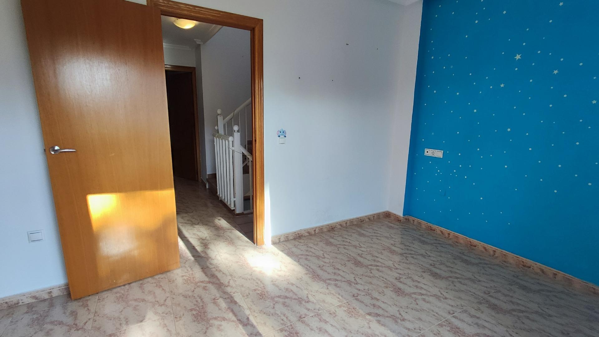 Duplex de 3 dormitorios 2 baños, piscina comunitaria en Orih - foto 13