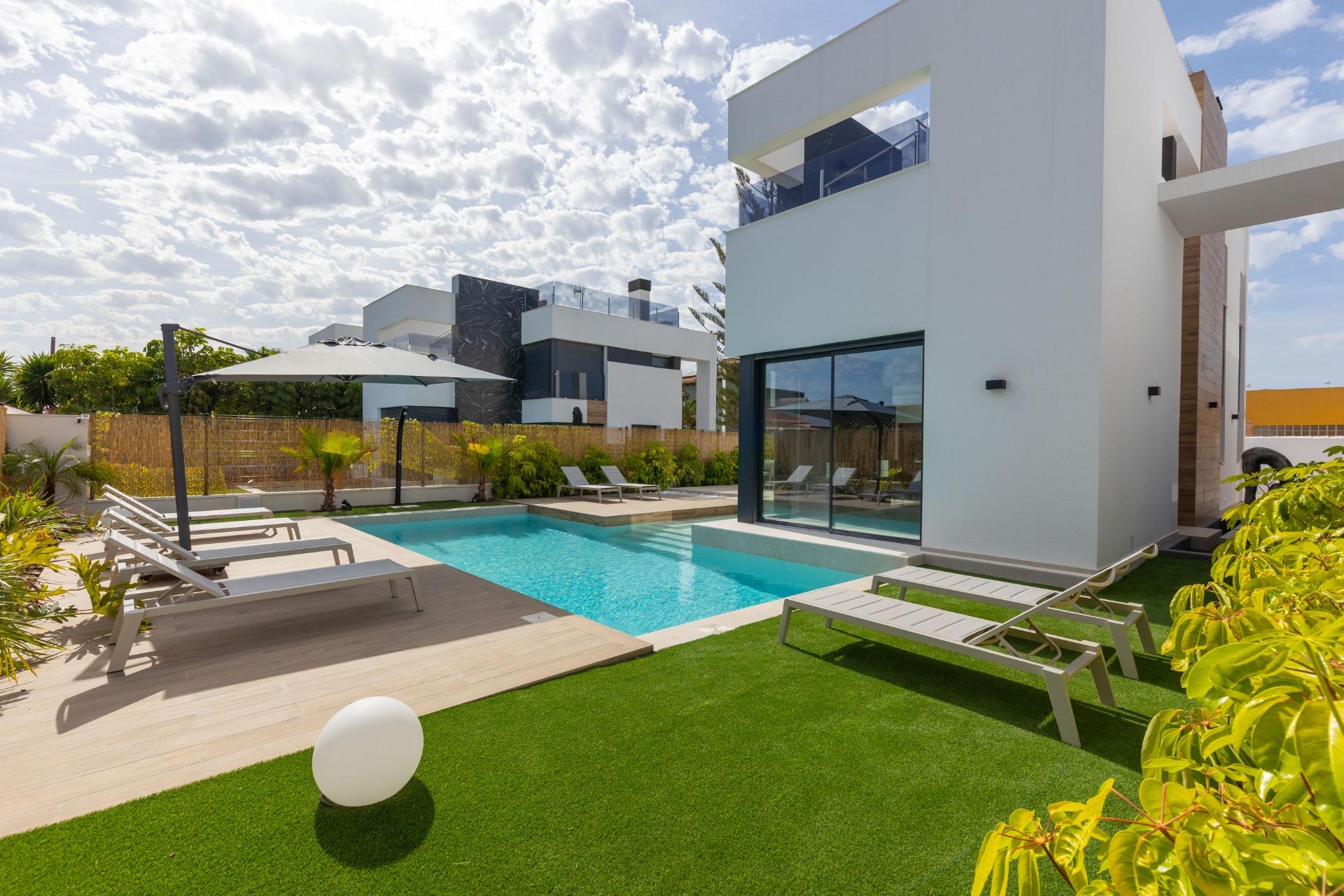 VILLA DE 3 DORMITORIOS Y 3 BAÑOS EN TORREVIEJA (ZONA TORRETA - foto 2