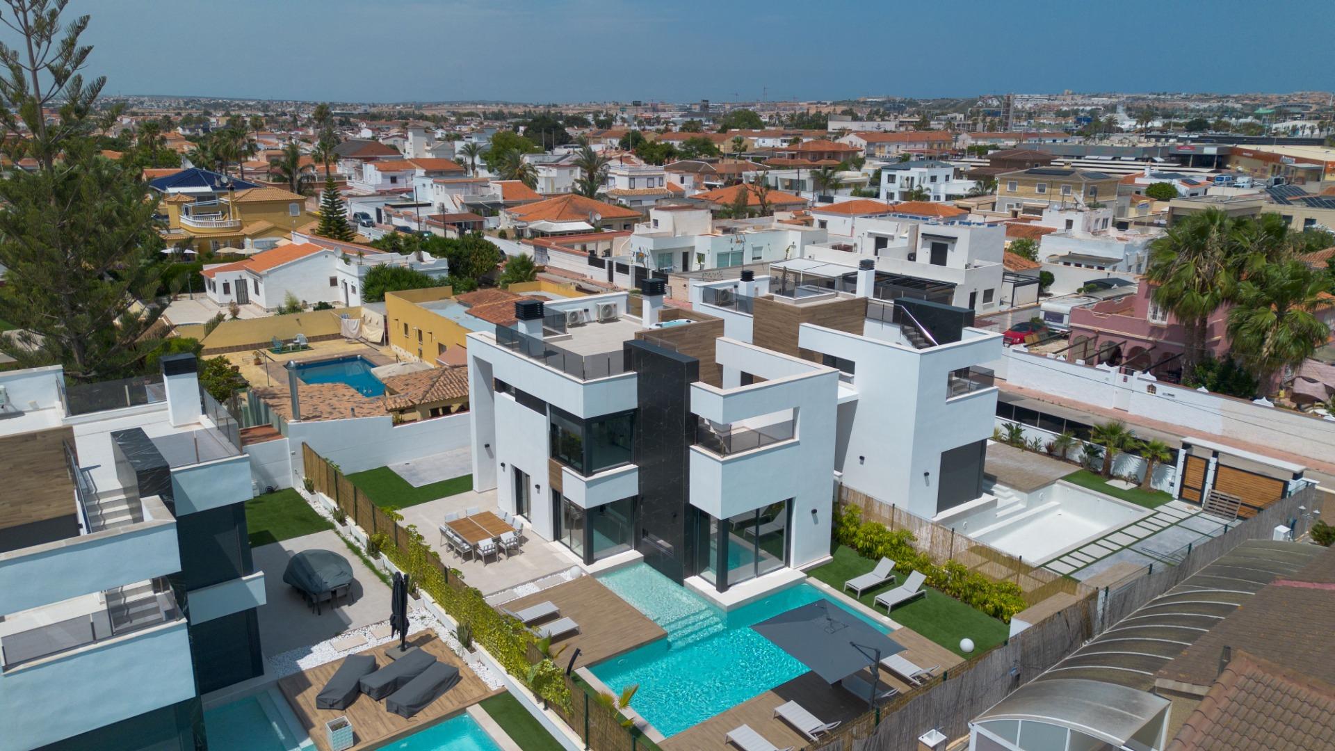 VILLA DE 3 DORMITORIOS Y 3 BAÑOS EN TORREVIEJA (ZONA TORRETA - foto 7