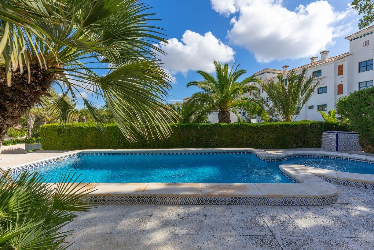 VILLA DE 5 DORMITORIOS 3 BAÑOS EN ORIHUELA COSTA ( LAS FILIP