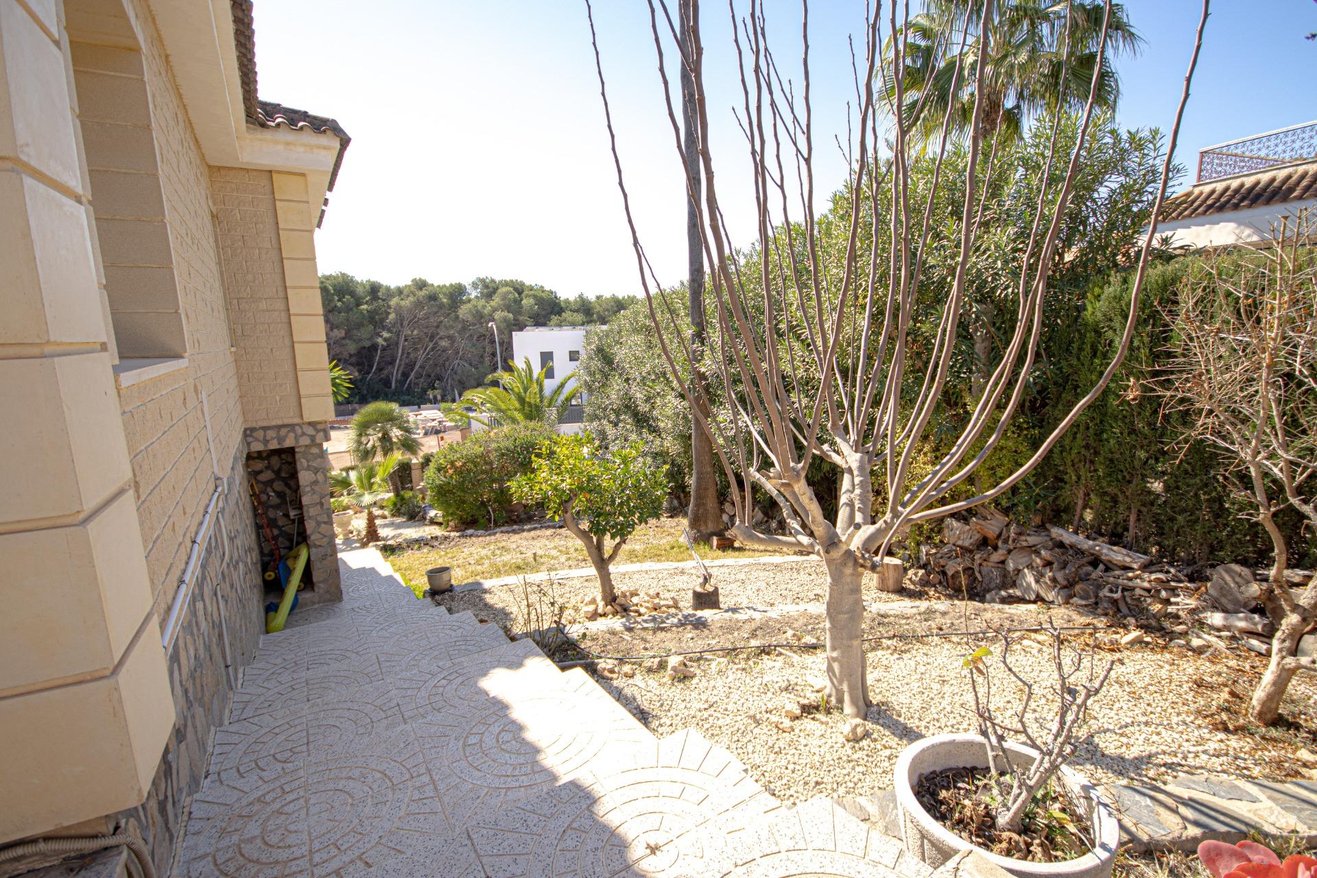 VILLA DE 4 DORMITORIOS, 3 BAÑOS, PISCINA Y JARDÍN EN DEHESA  - foto 44