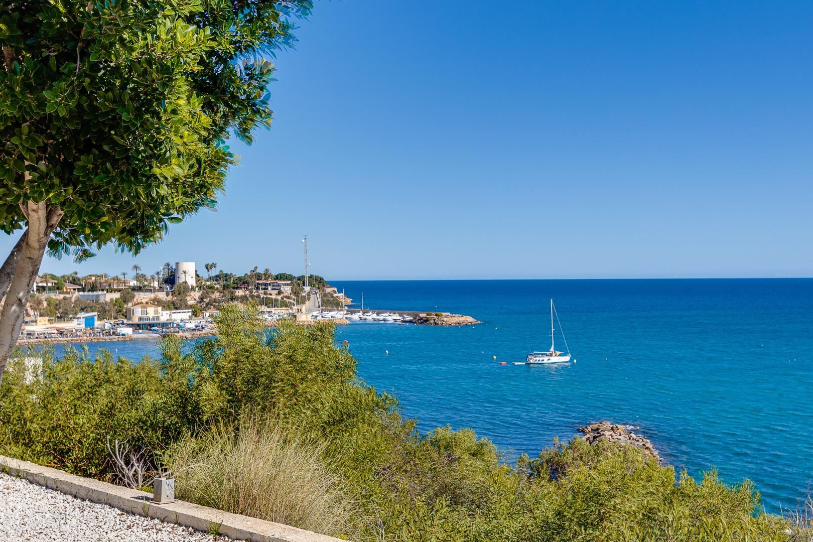 VILLA DE 4 DORMITORIOS, 3 BAÑOS, PISCINA Y JARDÍN EN DEHESA  - foto 47