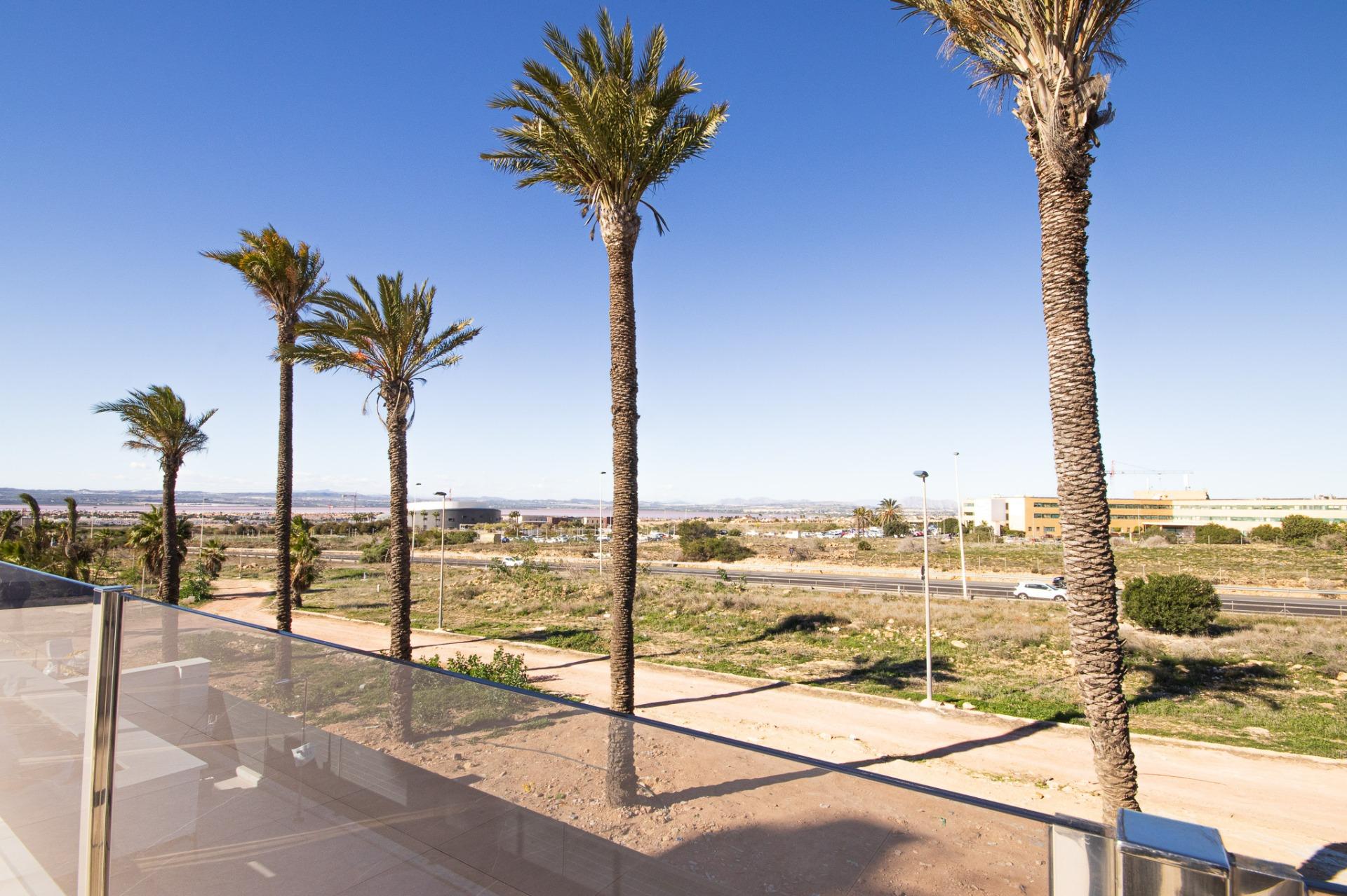 VILLA DE 3 DORMITORIOS 2 BAÑOS, PISCINA PRIVADA, GARAJE, SOL - foto 26