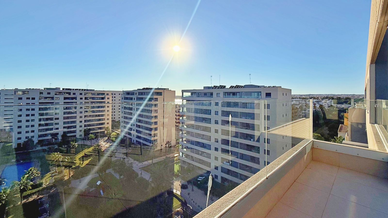 ¡Descubre tu hogar en el paraíso! Ático exclusivo frente al  - foto 2