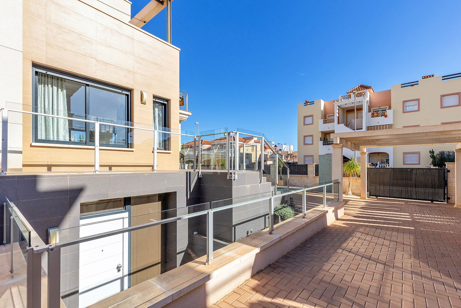 VILLA DE 5 DORMITORIOS Y 4 BAÑOS EN LA ZENIA (ORIHUELA COSTA - foto 38