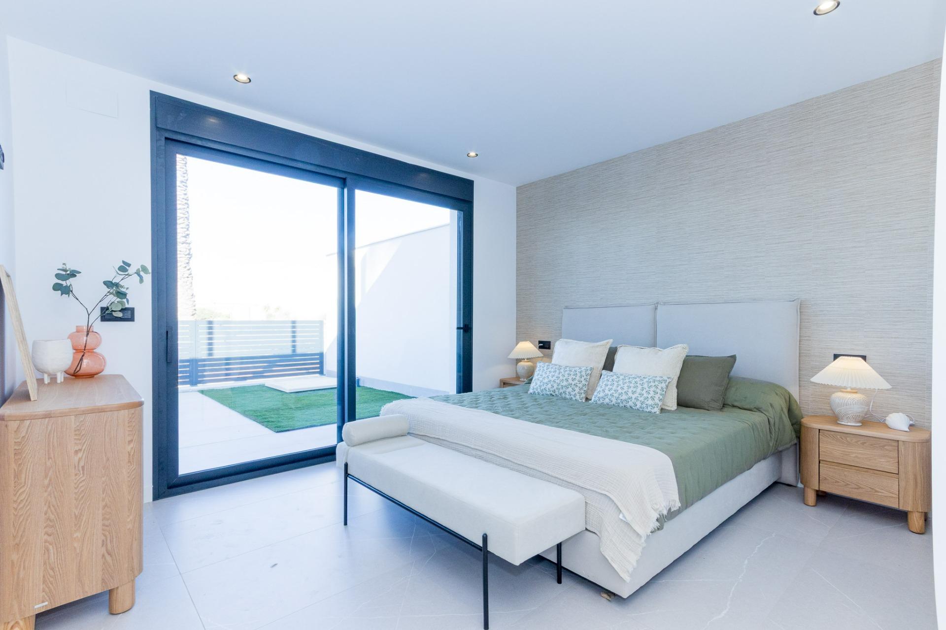 VILLA DE 3 DORMITORIOS 2 BAÑOS, PISCINA PRIVADA, GARAJE, SOL - foto 6