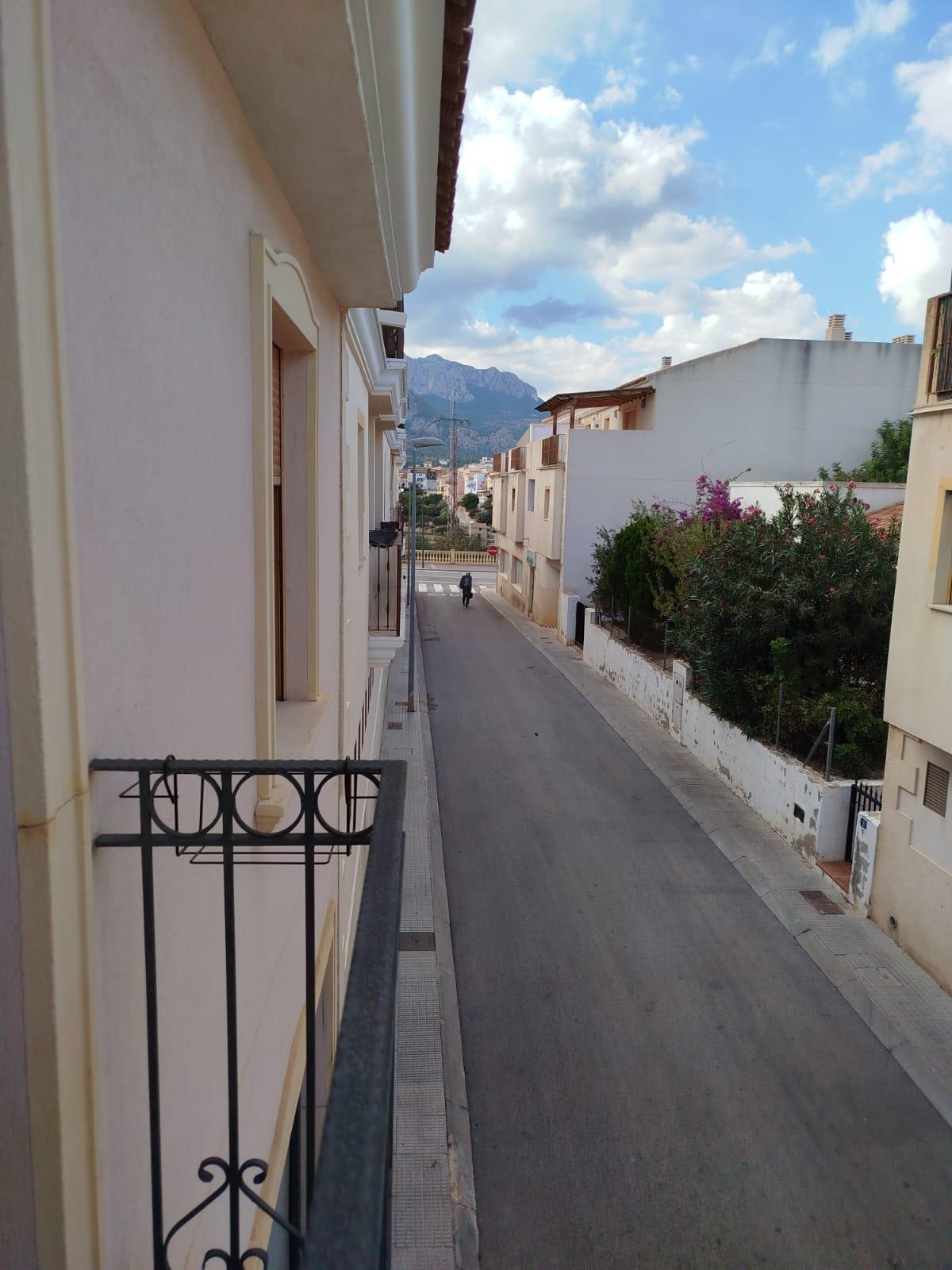 Casa independiente en venta en el pueblo de La Nucia con 4 d - foto 2