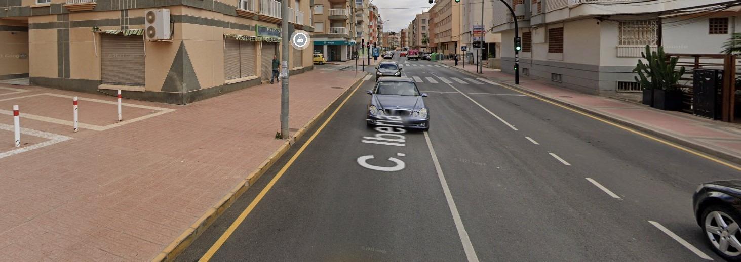 Local de 180 m2 en 2ª línea de Playa de Poniente, haciendo 2 - foto 3