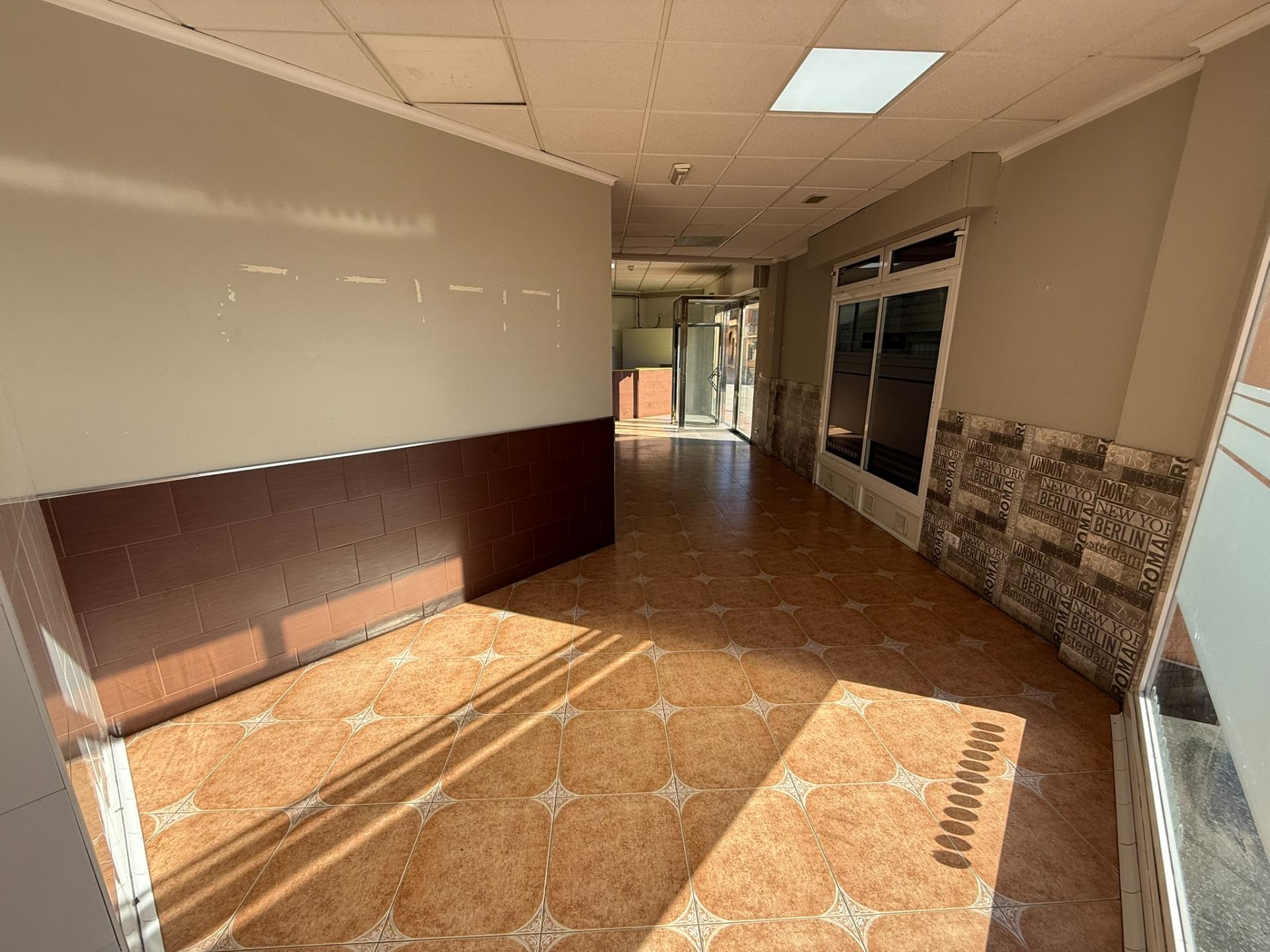 ¡Oportunidad Única en Águilas! Local Comercial Reformado 🌟 - foto 4