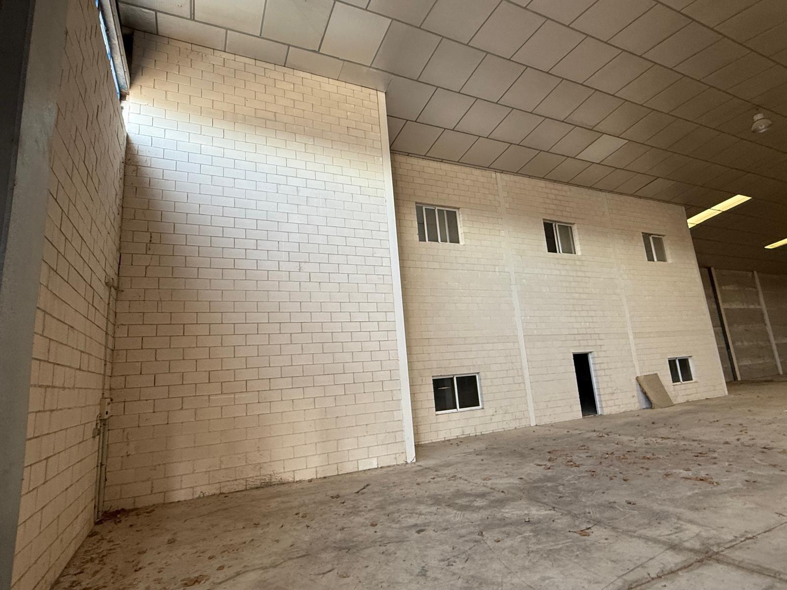 Nave 3500 m2  en zona  Poligono Alba - foto 4