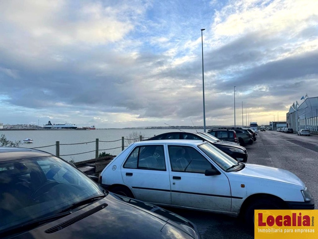 Alquiler de estupenda y bien ubicada nave en Raos - foto 6