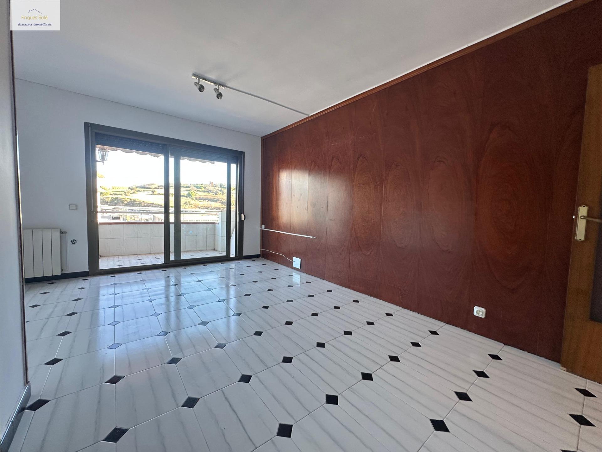 Pis lluminós amb balcó i places de pàrquing davant de l’Hosp - foto 3