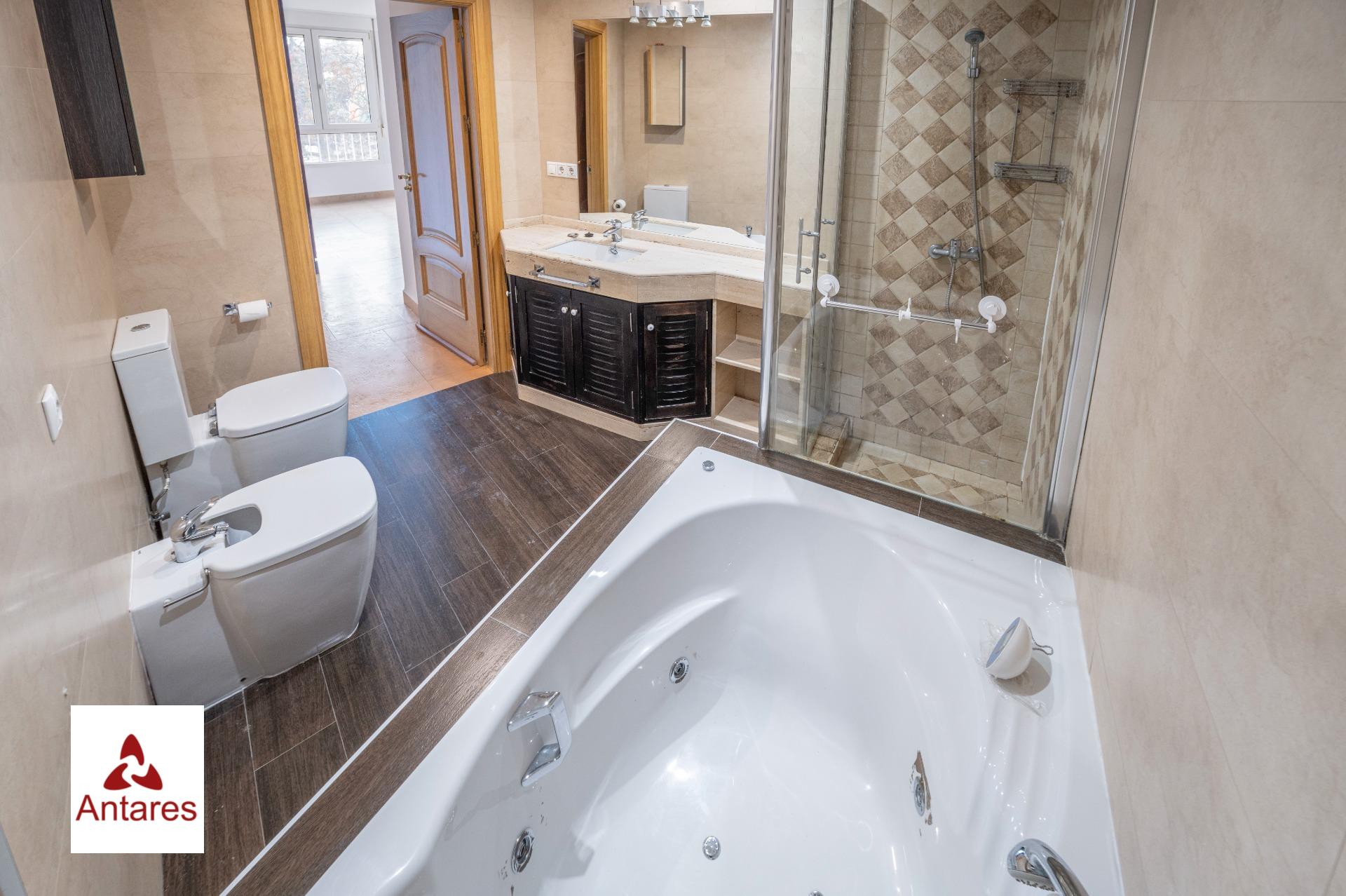 Gran Piso Reformado en Constitución, Frente a Paseillos Univ - foto 47