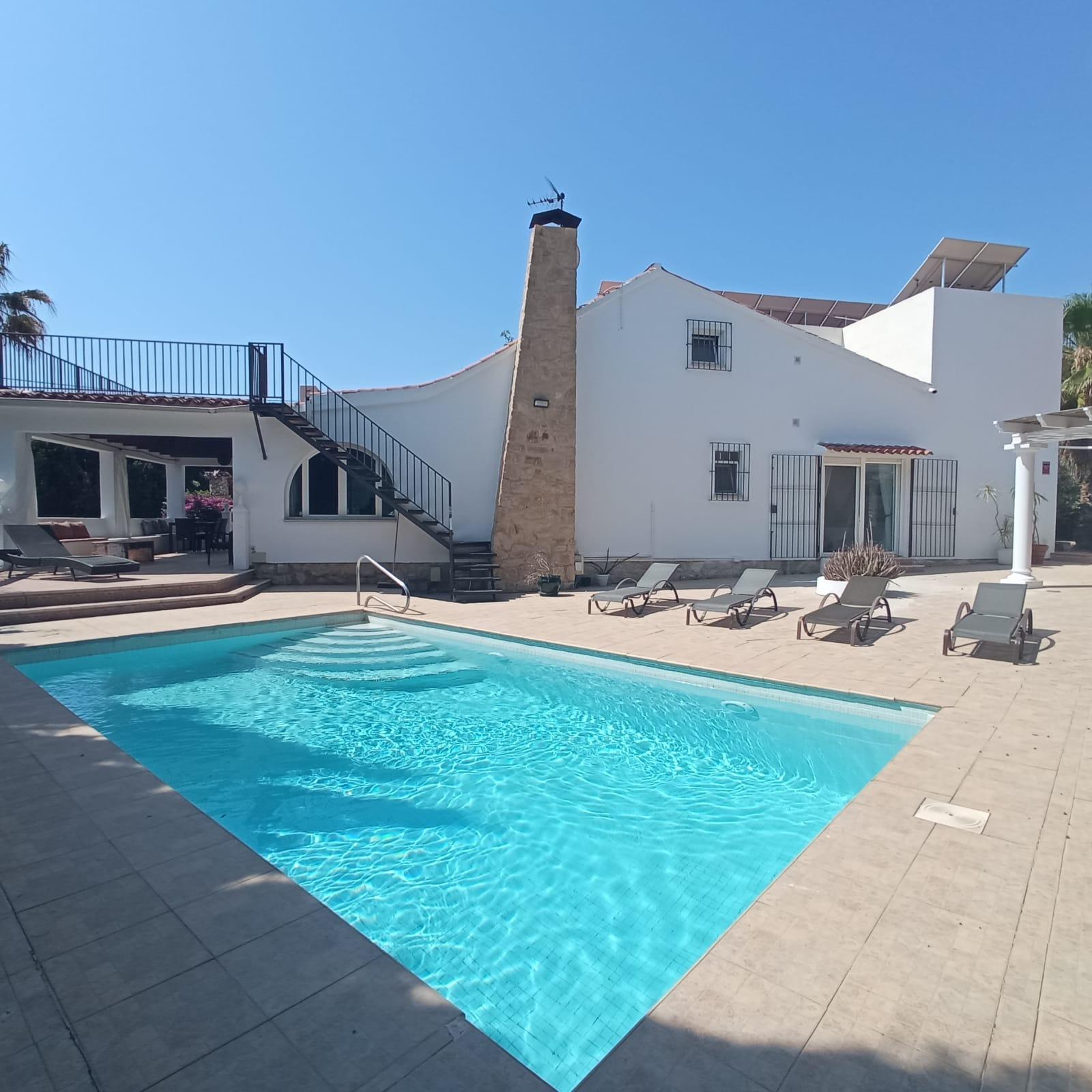 Chalet de cuatro dormitorios, piscina, parking y 1000m2 de p