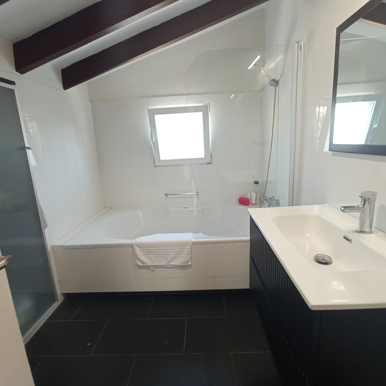 Chalet de cuatro dormitorios, piscina, parking y 1000m2 de p - foto 16