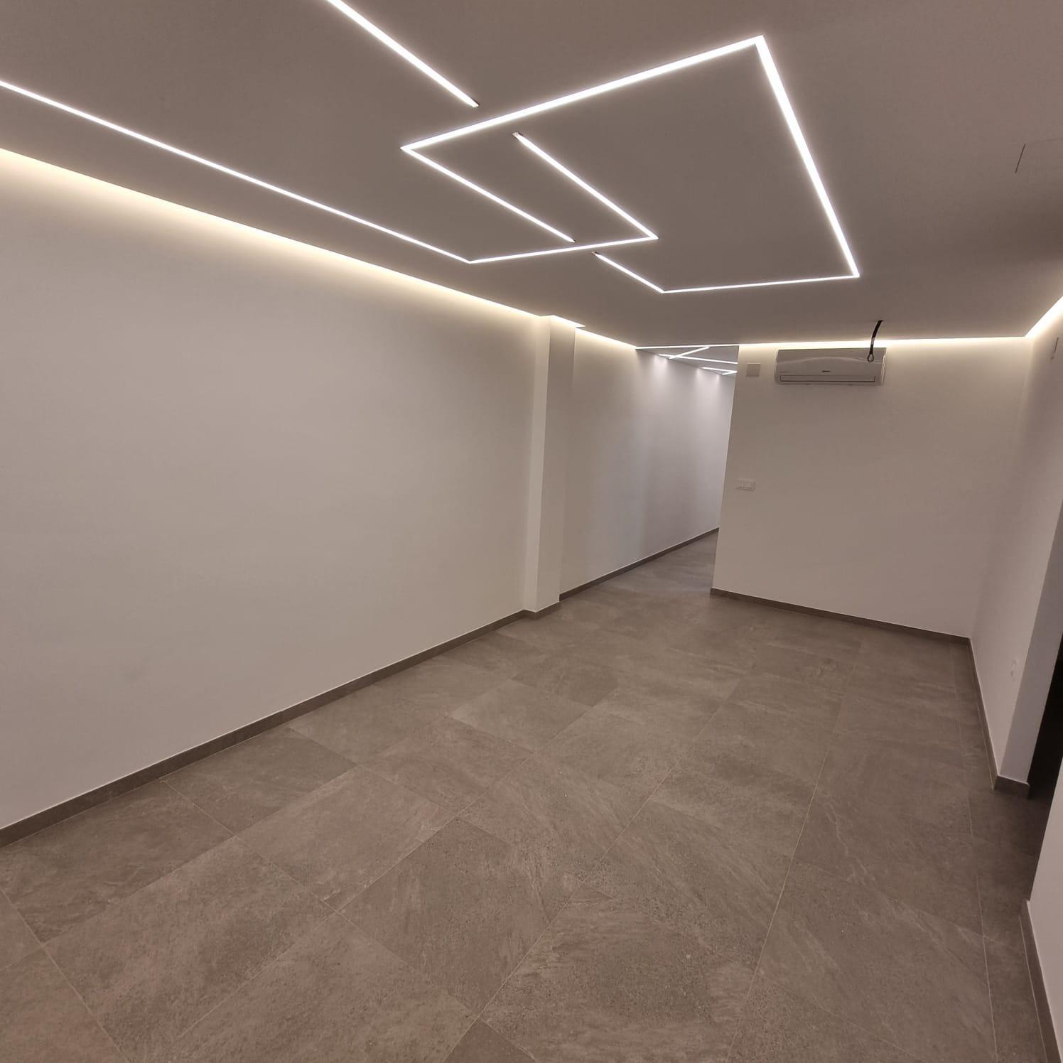 Piso totalmente reformado con 3 habitaciones en el centro de - foto 2