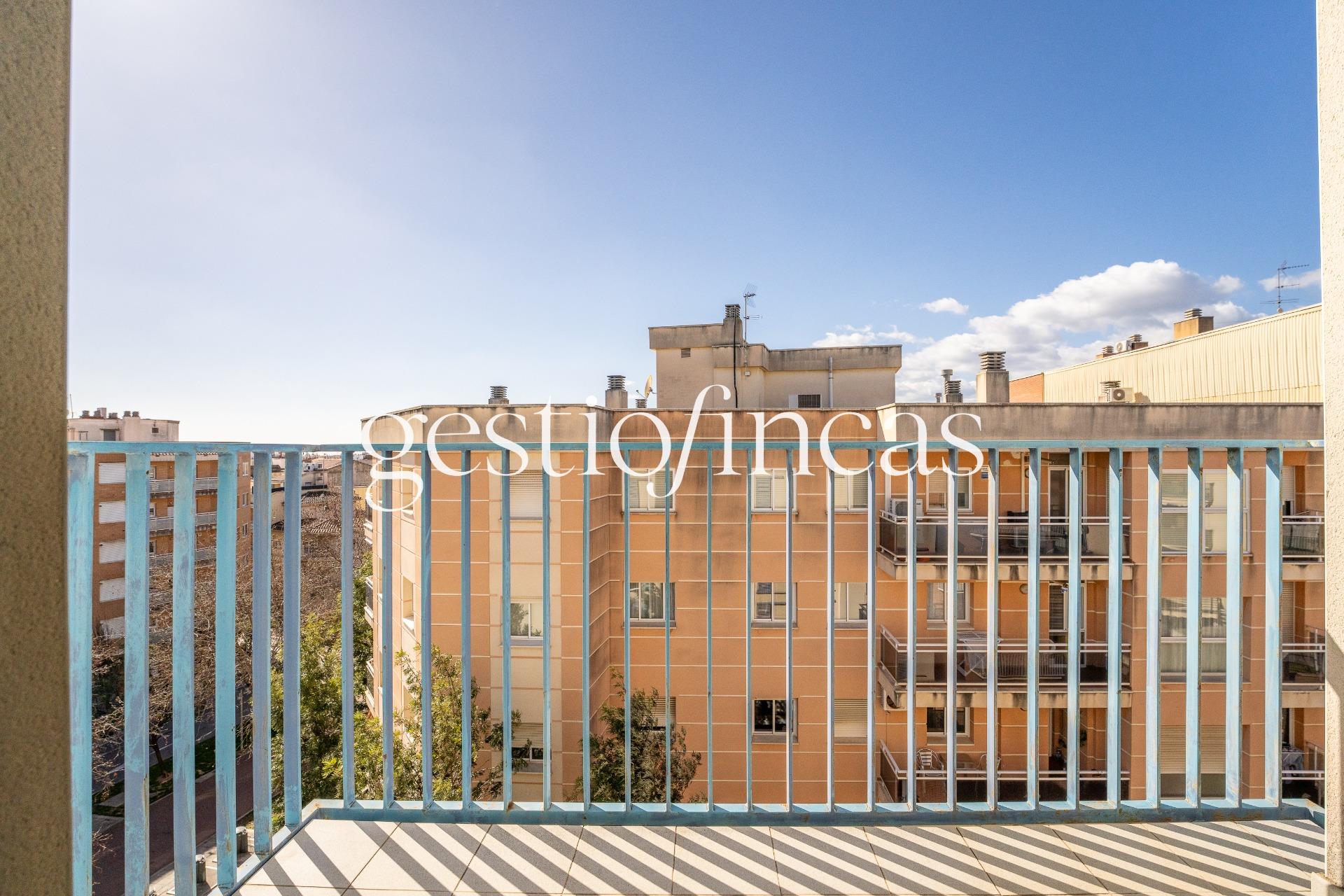 Ático Dúplex con Gran Terraza Privada y Vistas en el Corazón - foto 7