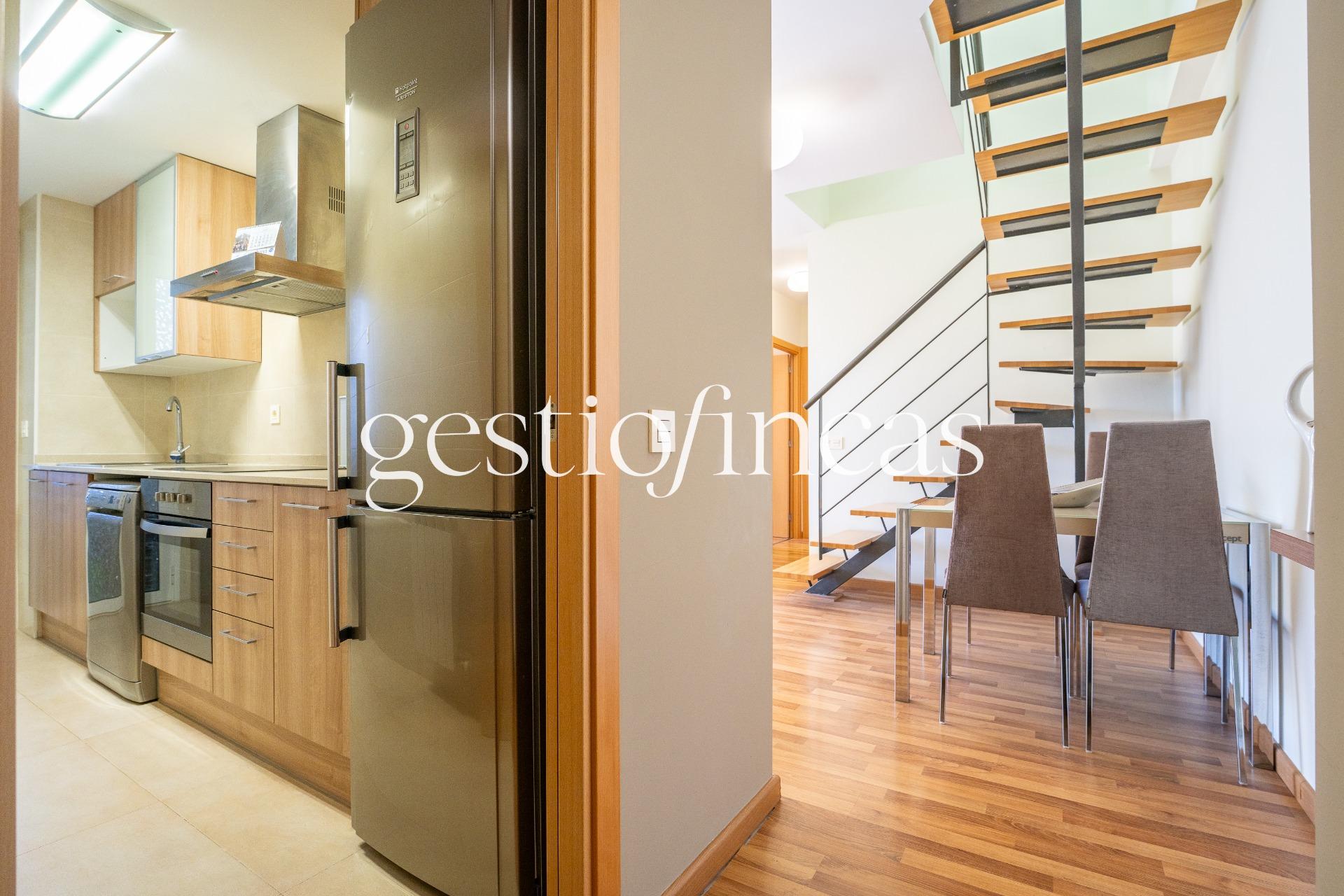 Ático Dúplex con Gran Terraza Privada y Vistas en el Corazón - foto 8