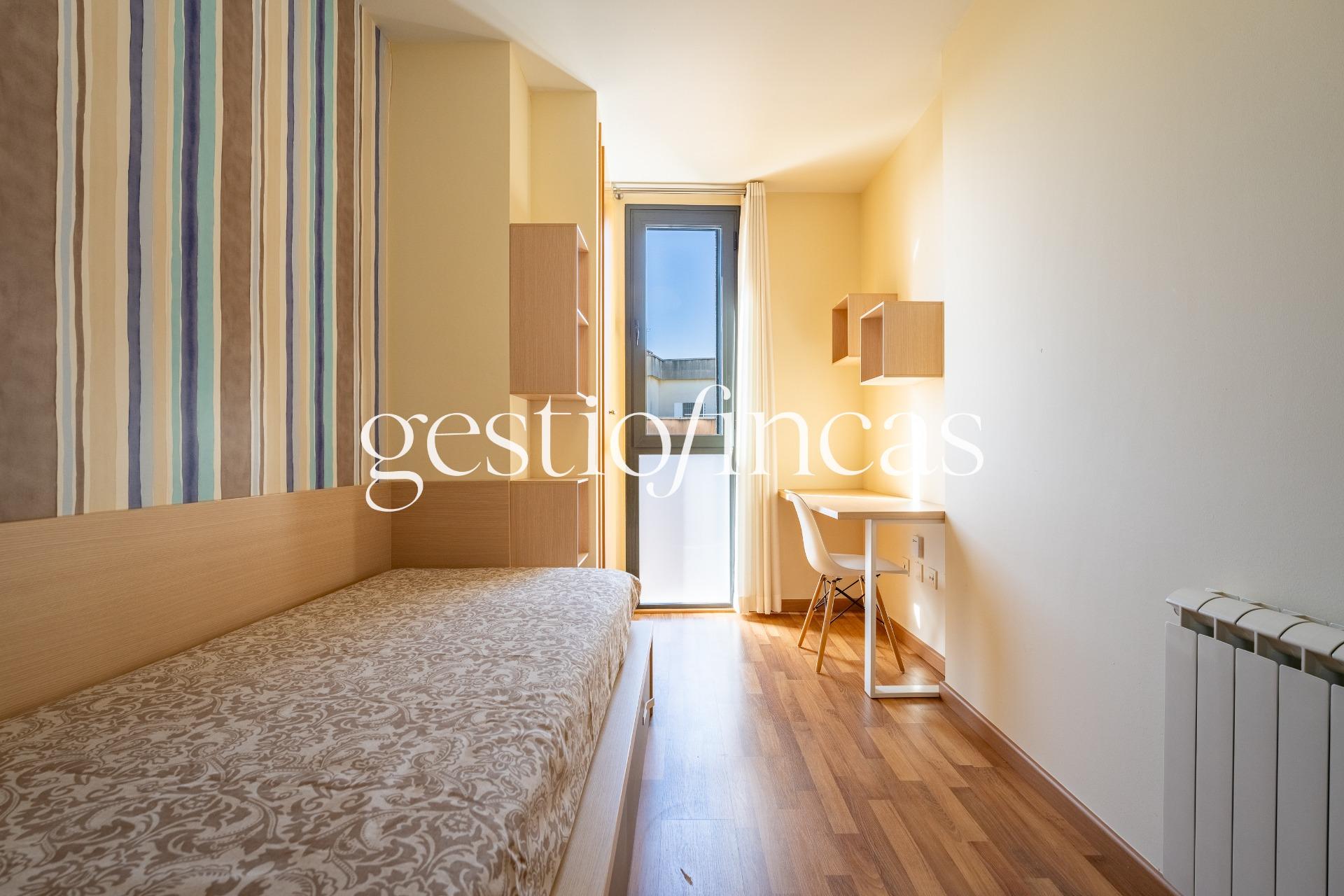 Ático Dúplex con Gran Terraza Privada y Vistas en el Corazón - foto 20