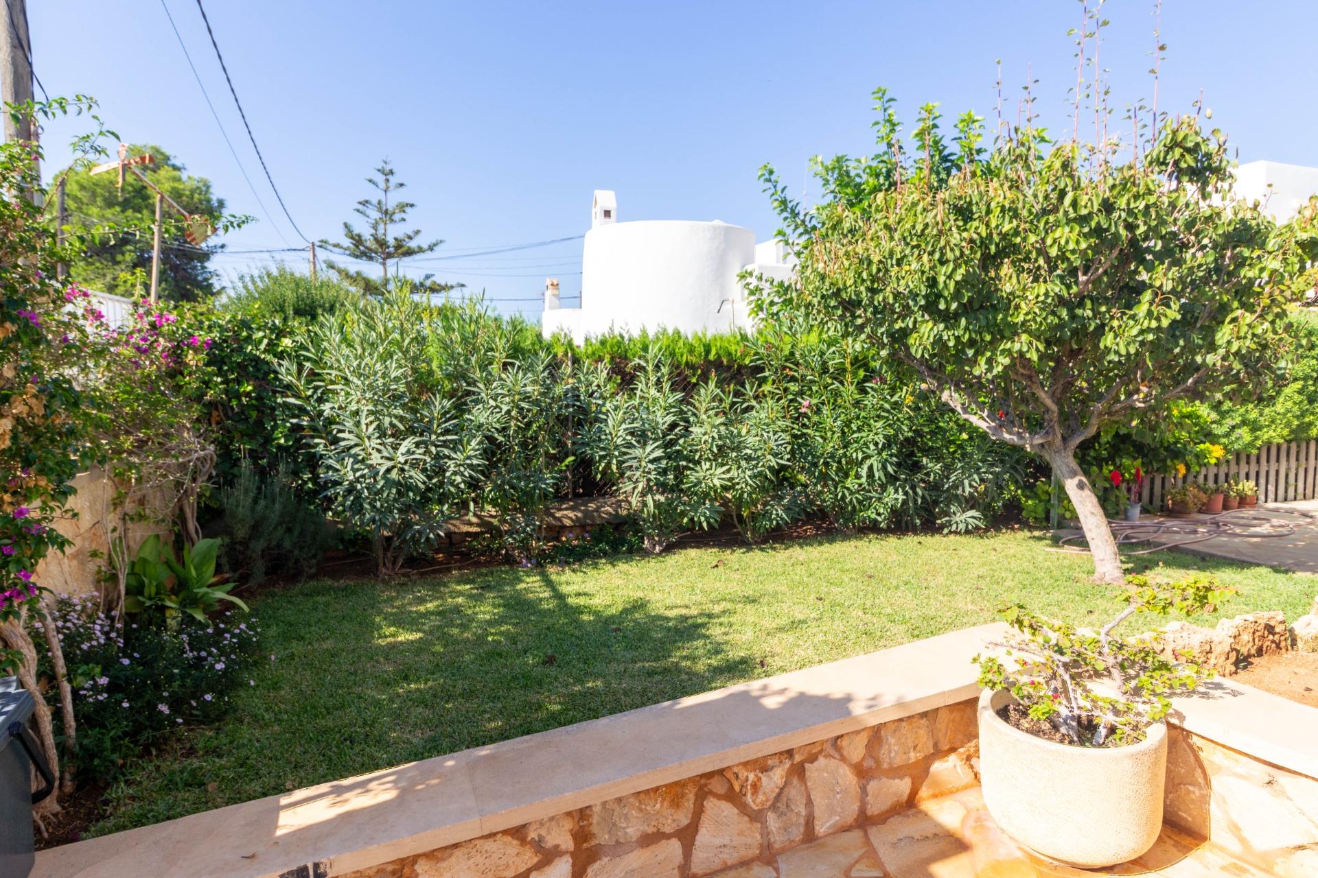 Vivienda unifamiliar con piscina y amplias terrazas en Cala  - foto 6