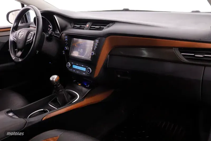 Toyota Avensis - foto 12