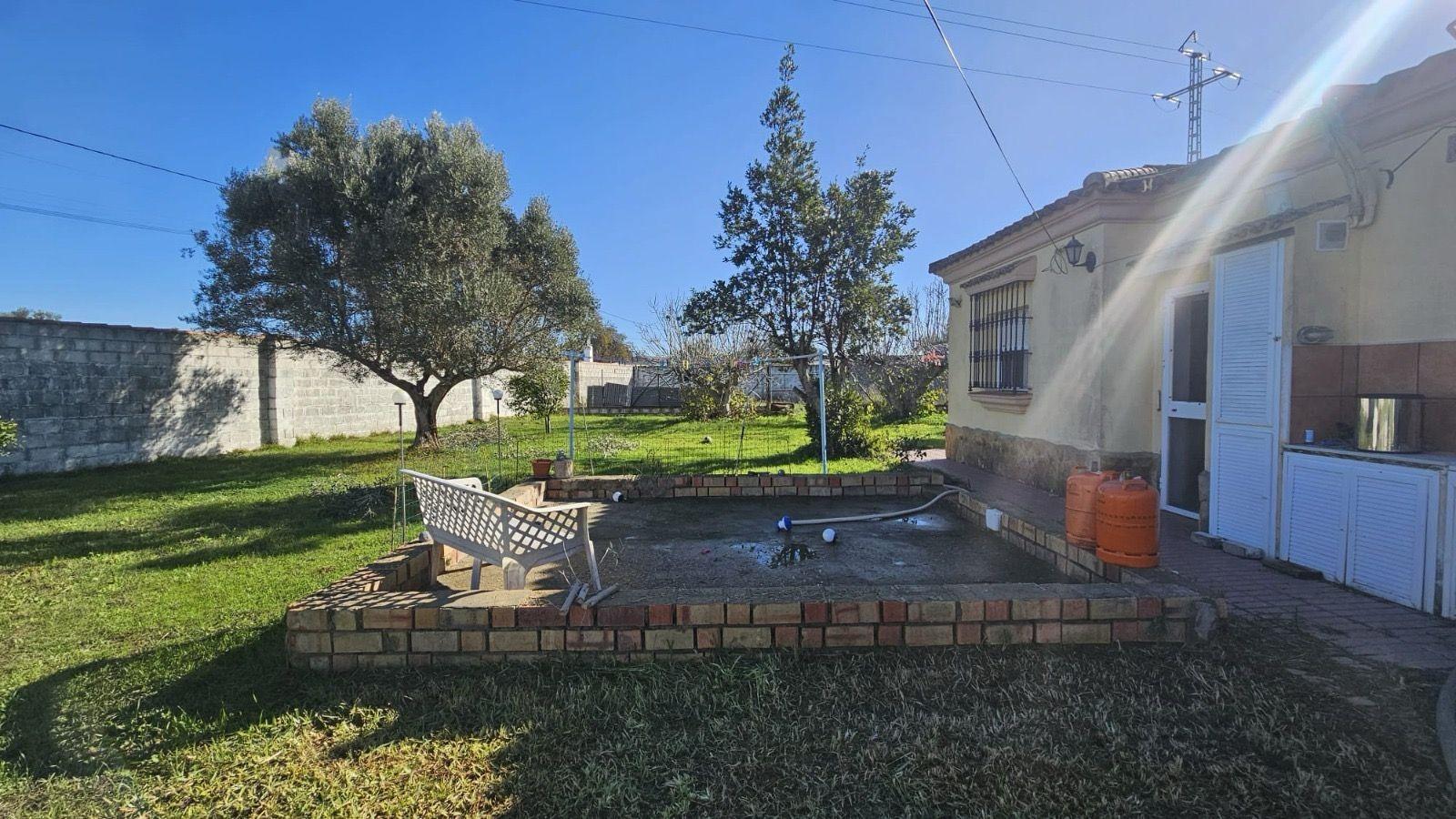 Chalet independiente con amplia parcela y garajes cerrados — Pinar de los Franceses (Chiclana de la Frontera)