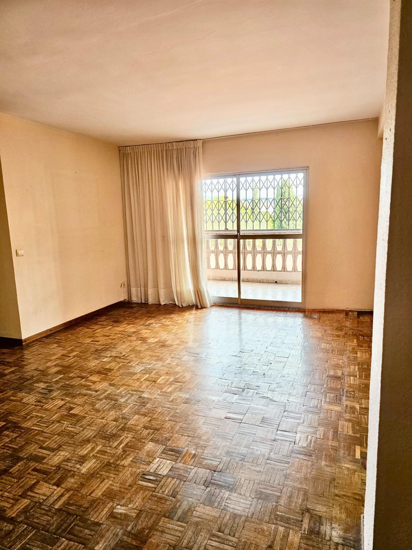 Amplio piso con garaje y piscina en La Puya – Marbella para  - foto 6