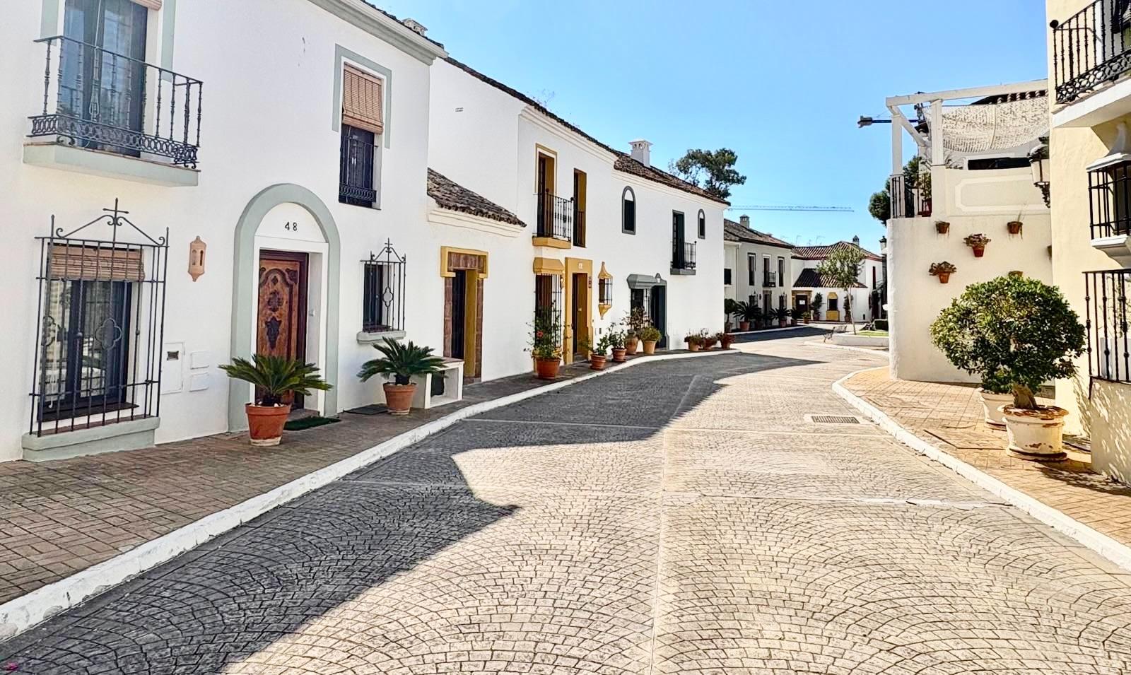 Elegante adosado reformado en Pueblo de Guadalmina – A pocos - foto 4