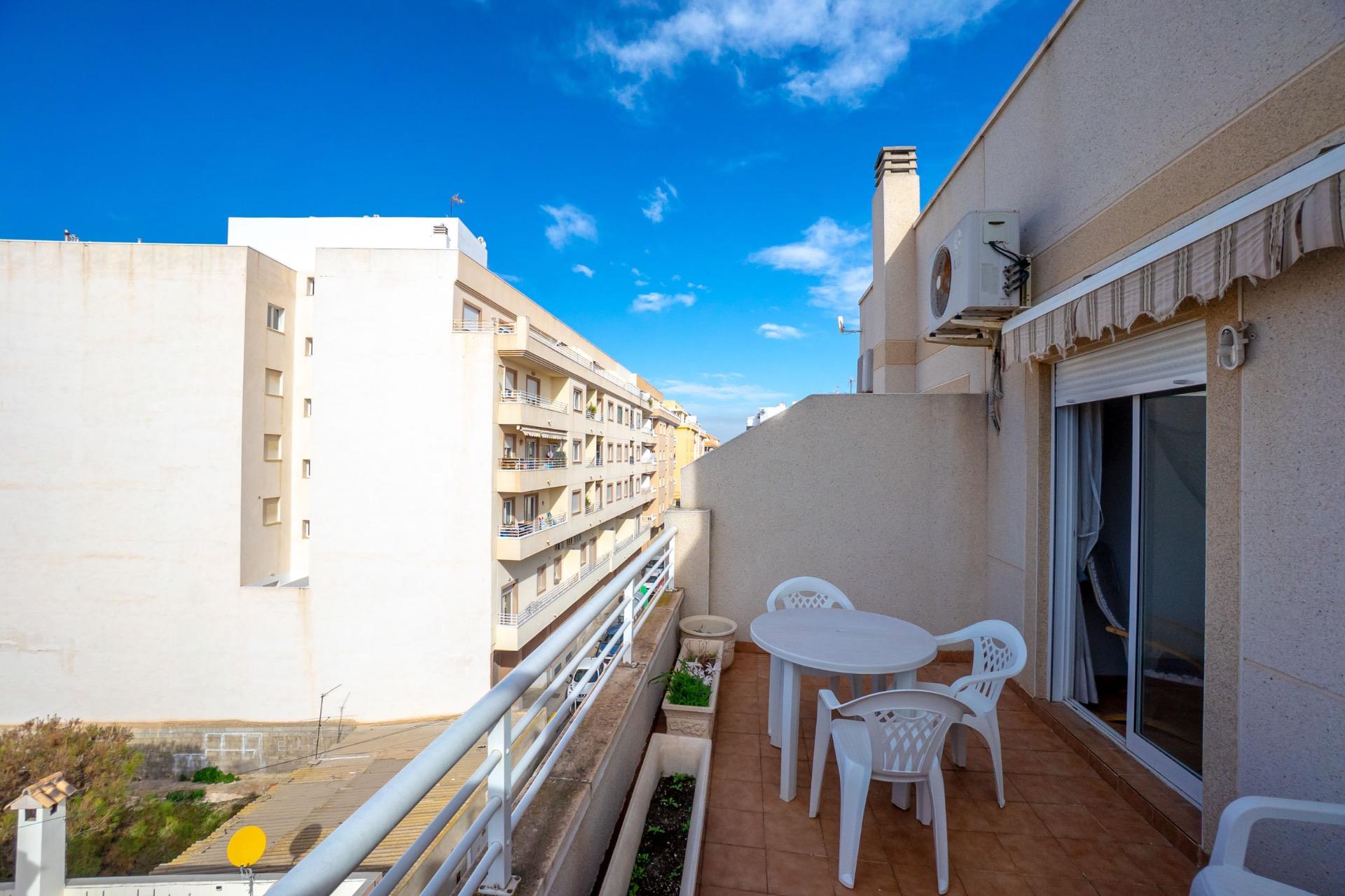 Apartamento en última planta con amplia terraza en Torreviej - foto 16