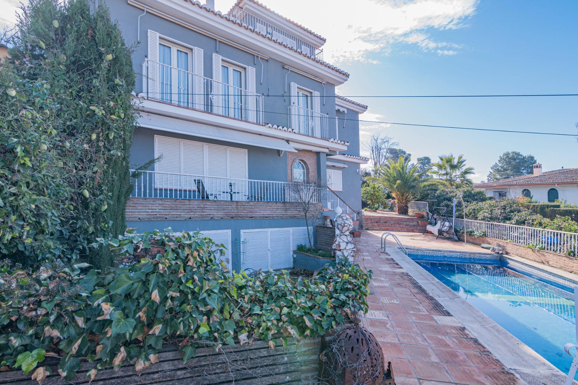 LUJOSO CHALET CON UNA VISTA ESPECTACULAR - foto 3