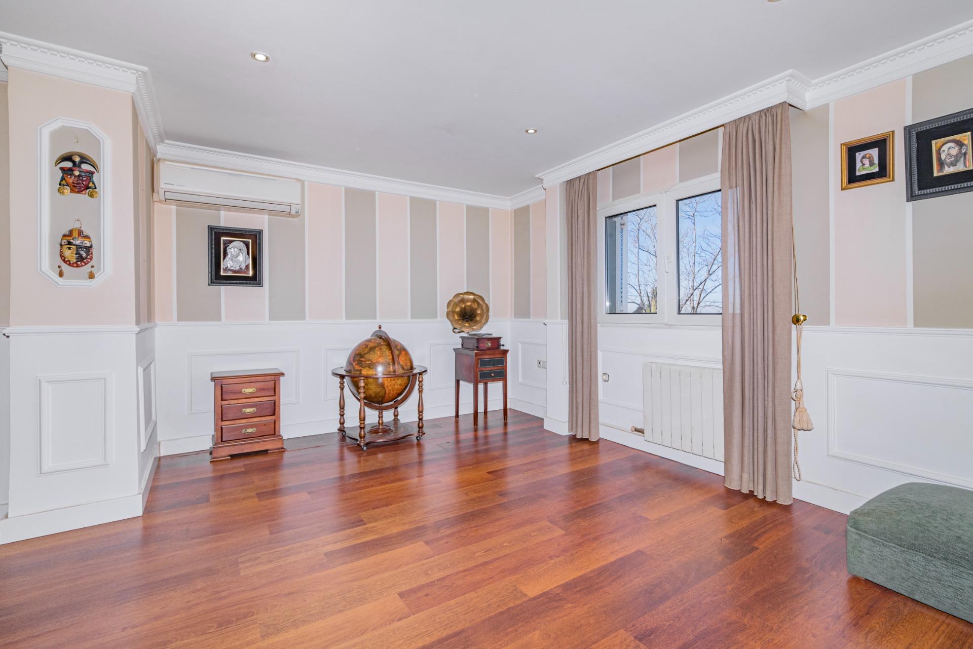 LUJOSO CHALET CON UNA VISTA ESPECTACULAR - foto 10