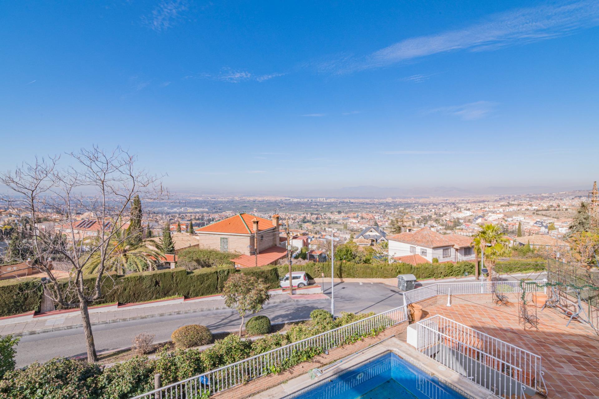 LUJOSO CHALET CON UNA VISTA ESPECTACULAR - foto 35