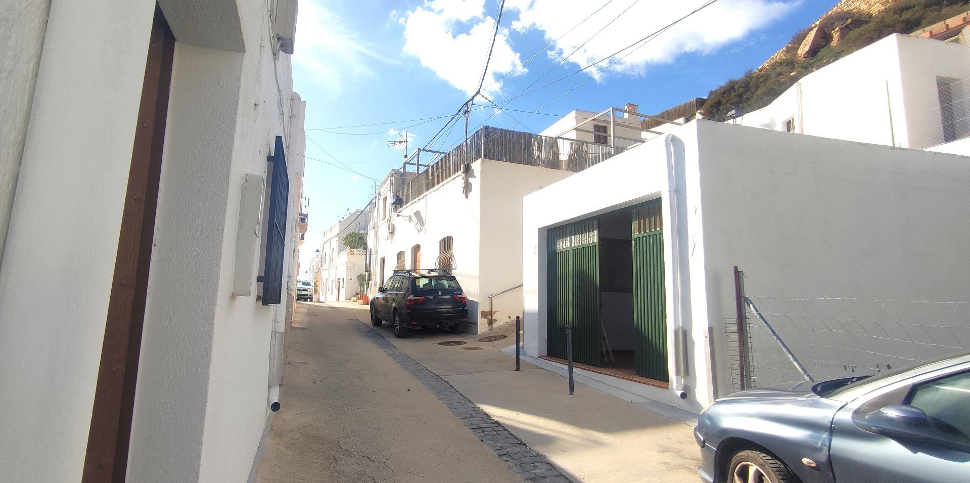 CASA PARA REFORMAR CON GRAN COCHERA EN LA VILLA DE NIJAR - foto 2