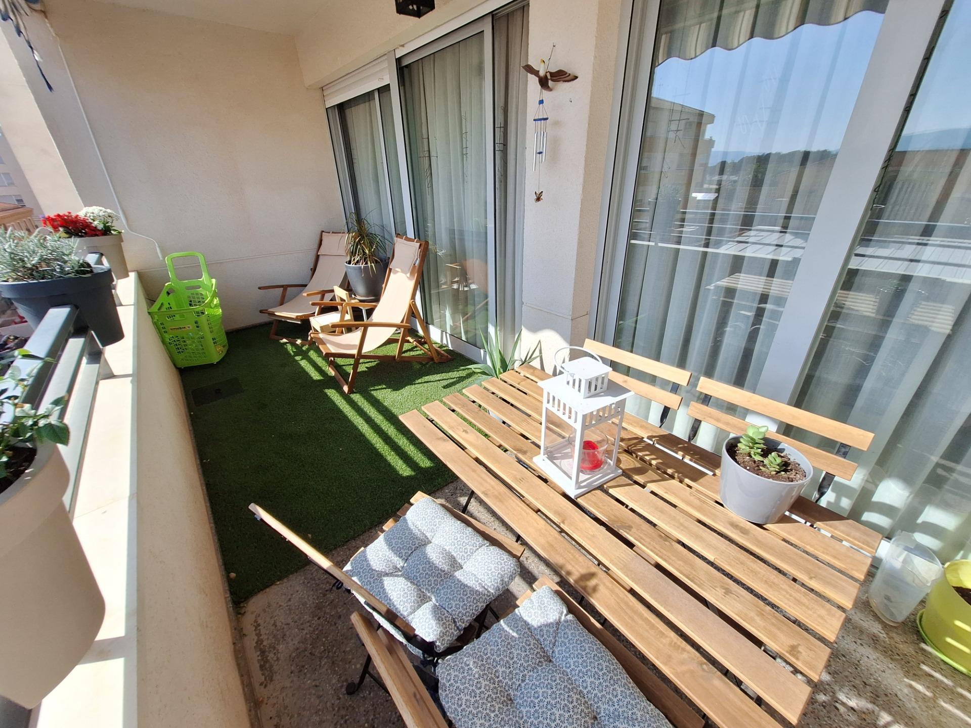 SOLEADO, LUMINOSO,  Y ACOGEDOR PISO EN EL CENTRO DE CASTALLA CON PLAZA DE GARAJE Y TRASTERO