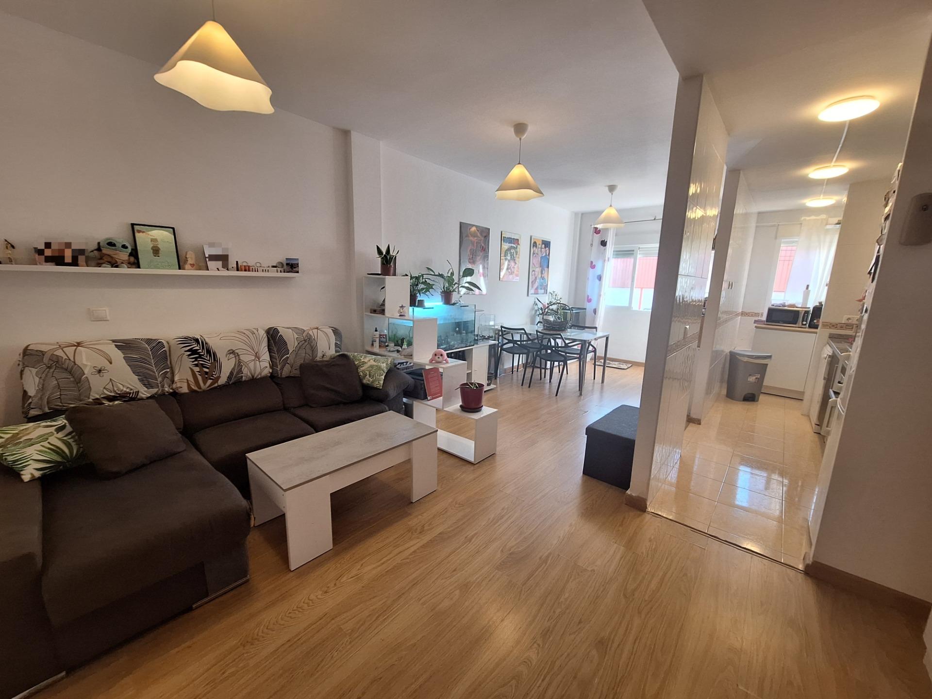 ACOGEDOR PISO CON GRAN TRASTERO Y DOS PLAZAS DE GARAJE CERCA