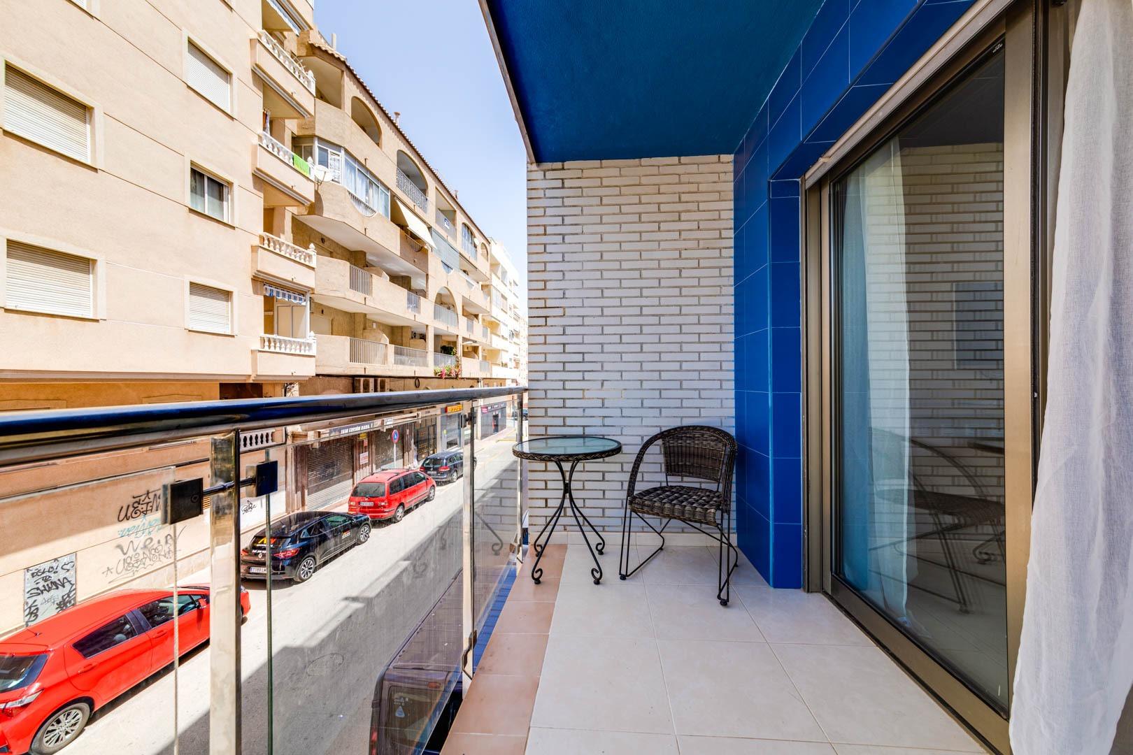 SE VENDE ESTUDIO EN PRIMERA LINEA DE LA PLAYA EN TORREVIEJA  - foto 4
