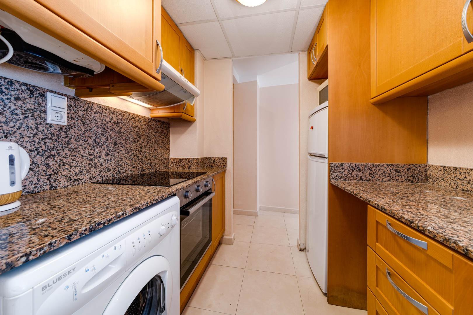 SE VENDE ESTUDIO EN PRIMERA LINEA DE LA PLAYA EN TORREVIEJA  - foto 7