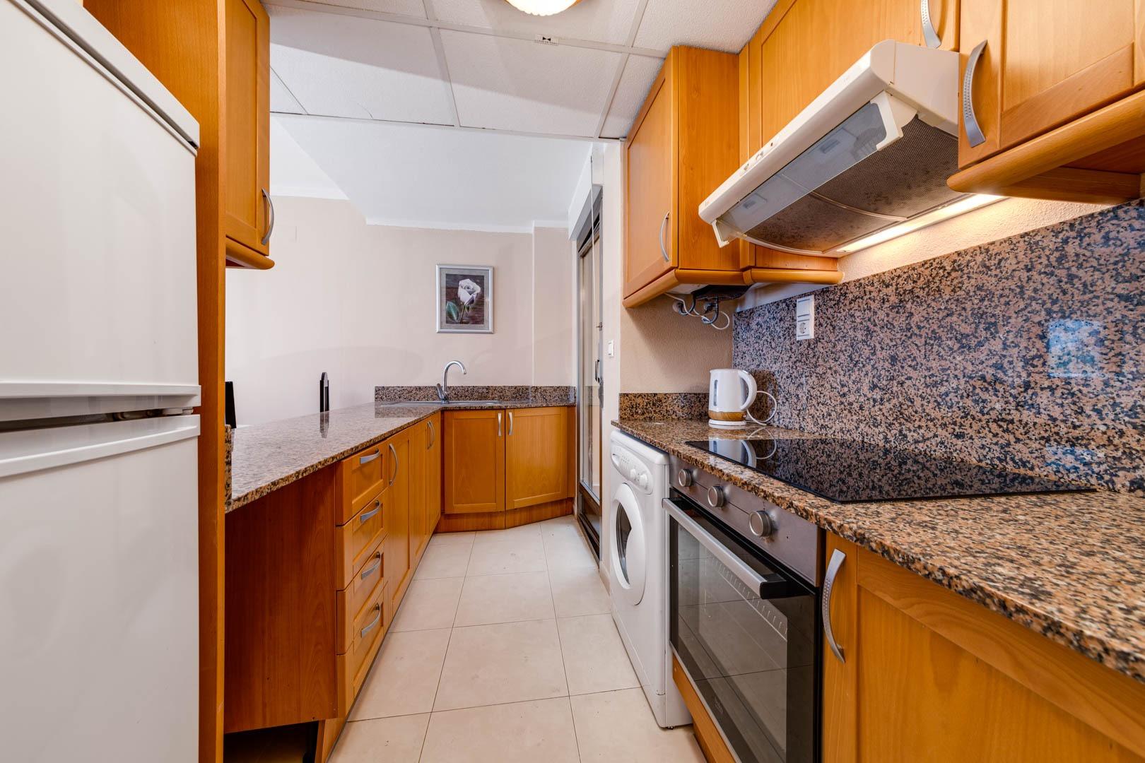 SE VENDE ESTUDIO EN PRIMERA LINEA DE LA PLAYA EN TORREVIEJA  - foto 15