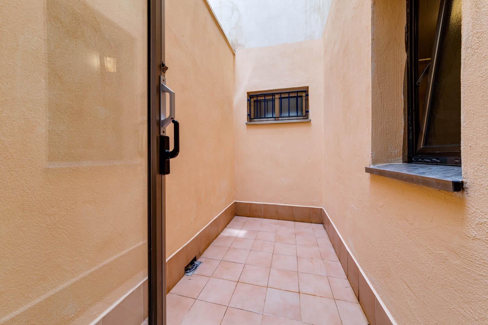 SE VENDE ESTUDIO EN PRIMERA LINEA DE LA PLAYA EN TORREVIEJA  - foto 19