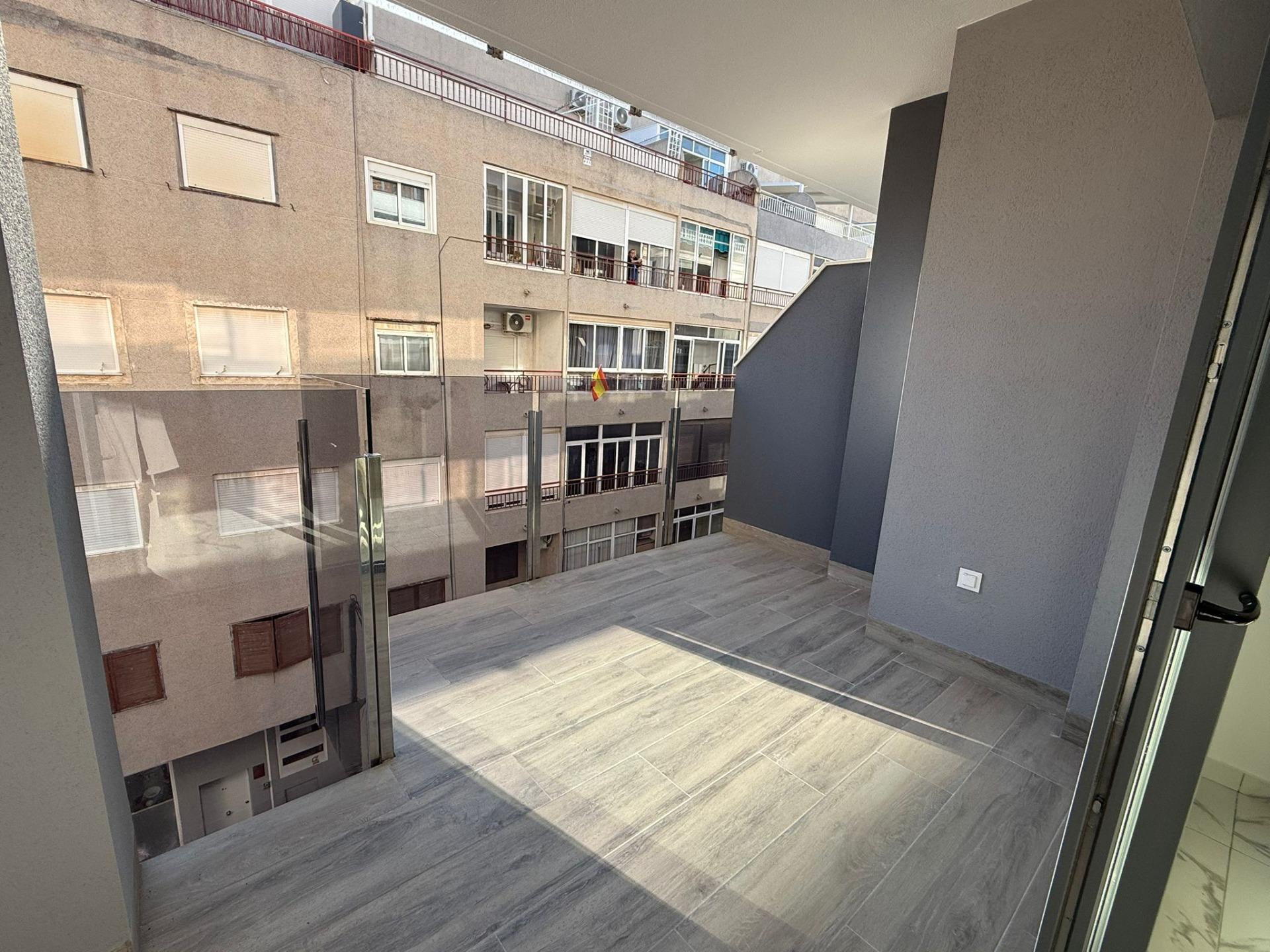 APARTAMENTO DE 2 DORMITORIOS Y 2 BAÑOS EN TORREVIEJA CERCA D - foto 3