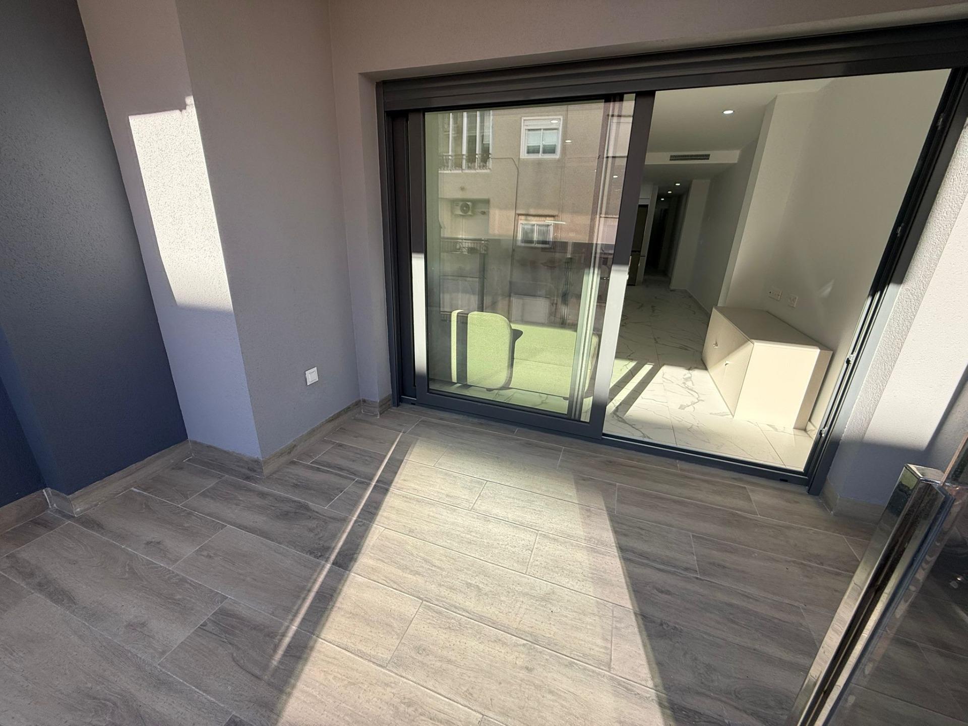 APARTAMENTO DE 2 DORMITORIOS Y 2 BAÑOS EN TORREVIEJA CERCA D - foto 4