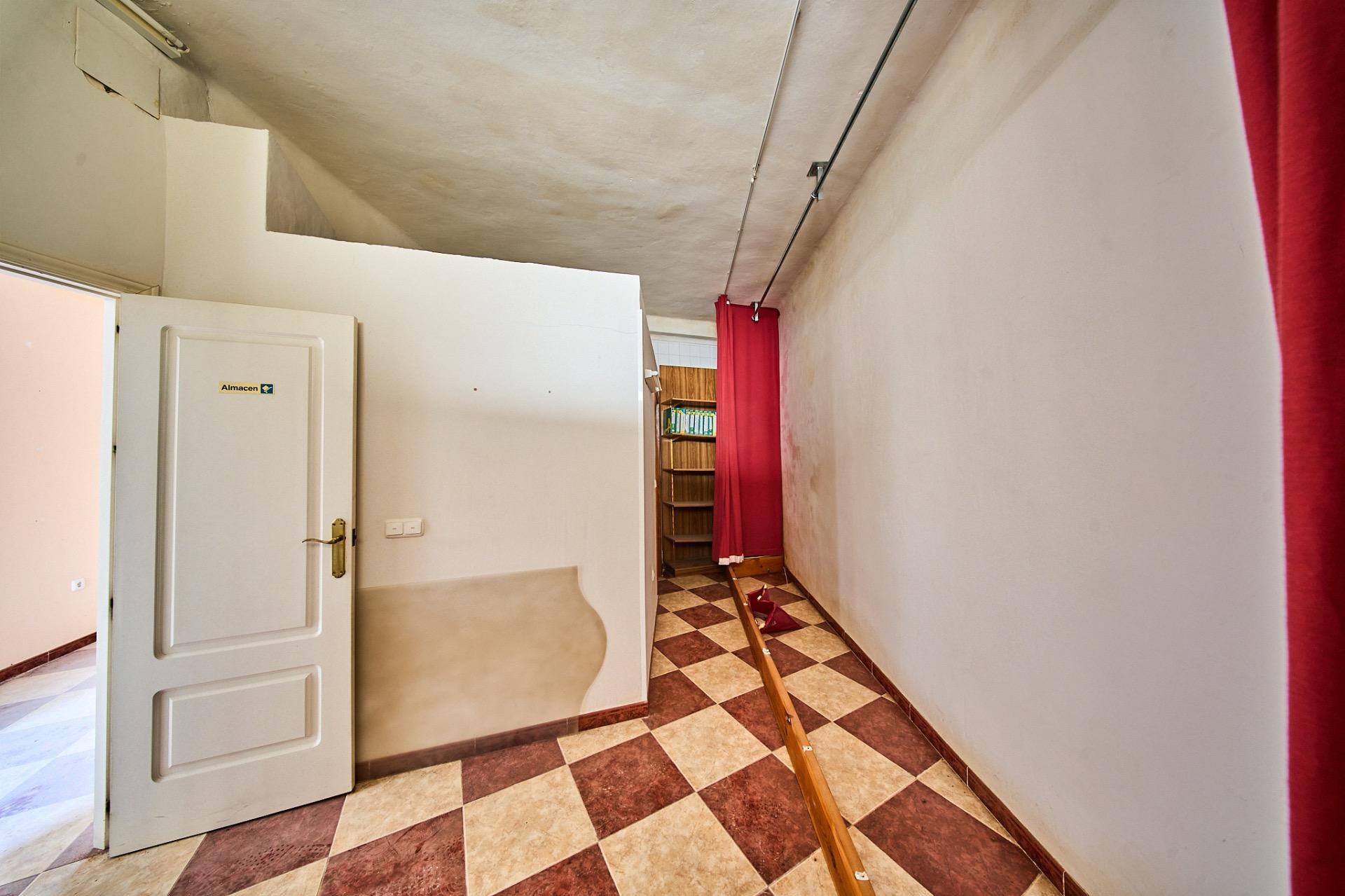 Local comercial en venta en Baza (Granada) - foto 9